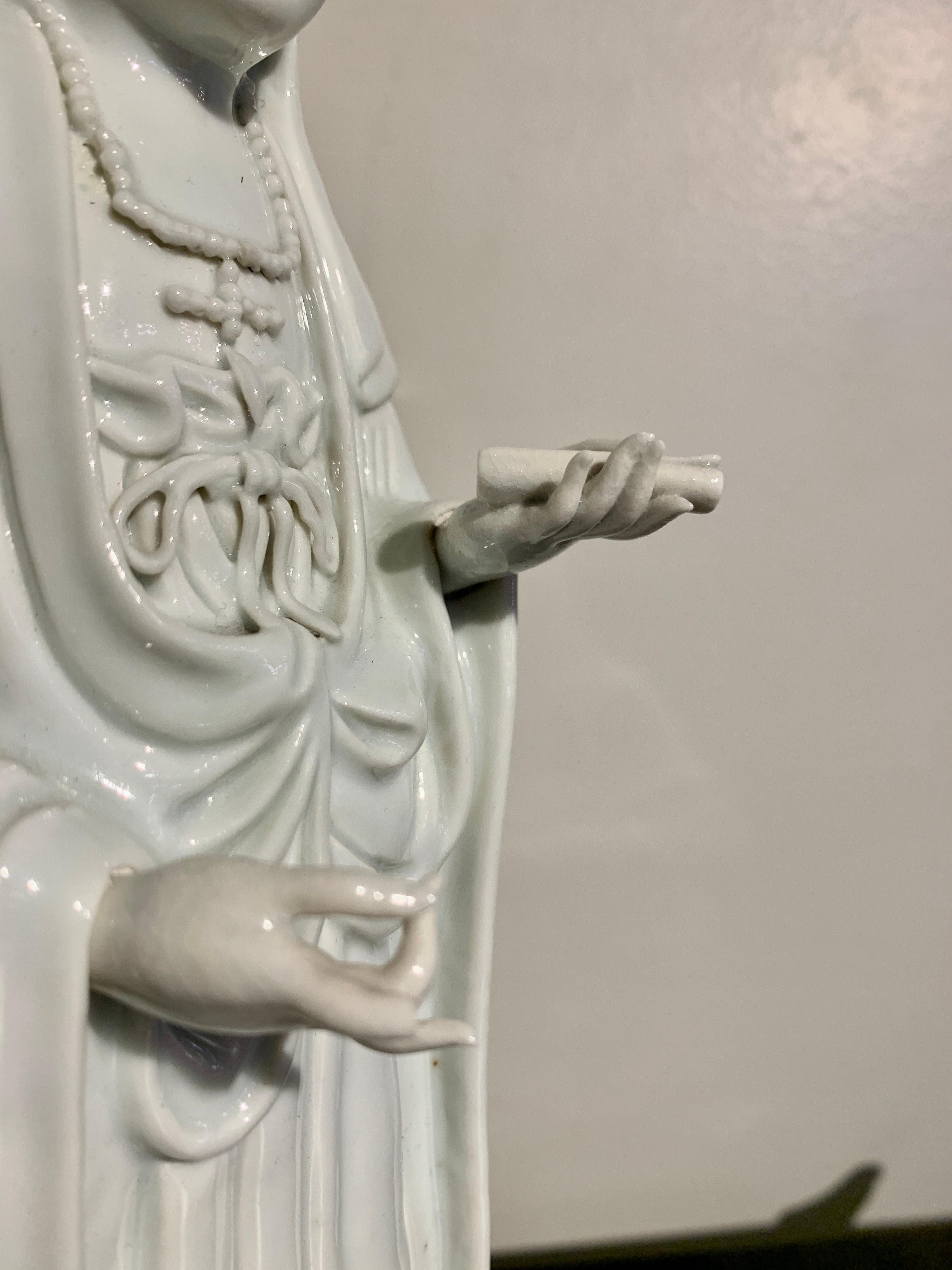 Coppia di Guanyin cinesi smaltati di bianco, Dinastia Qing, XVIII secolo, Cina in vendita 12