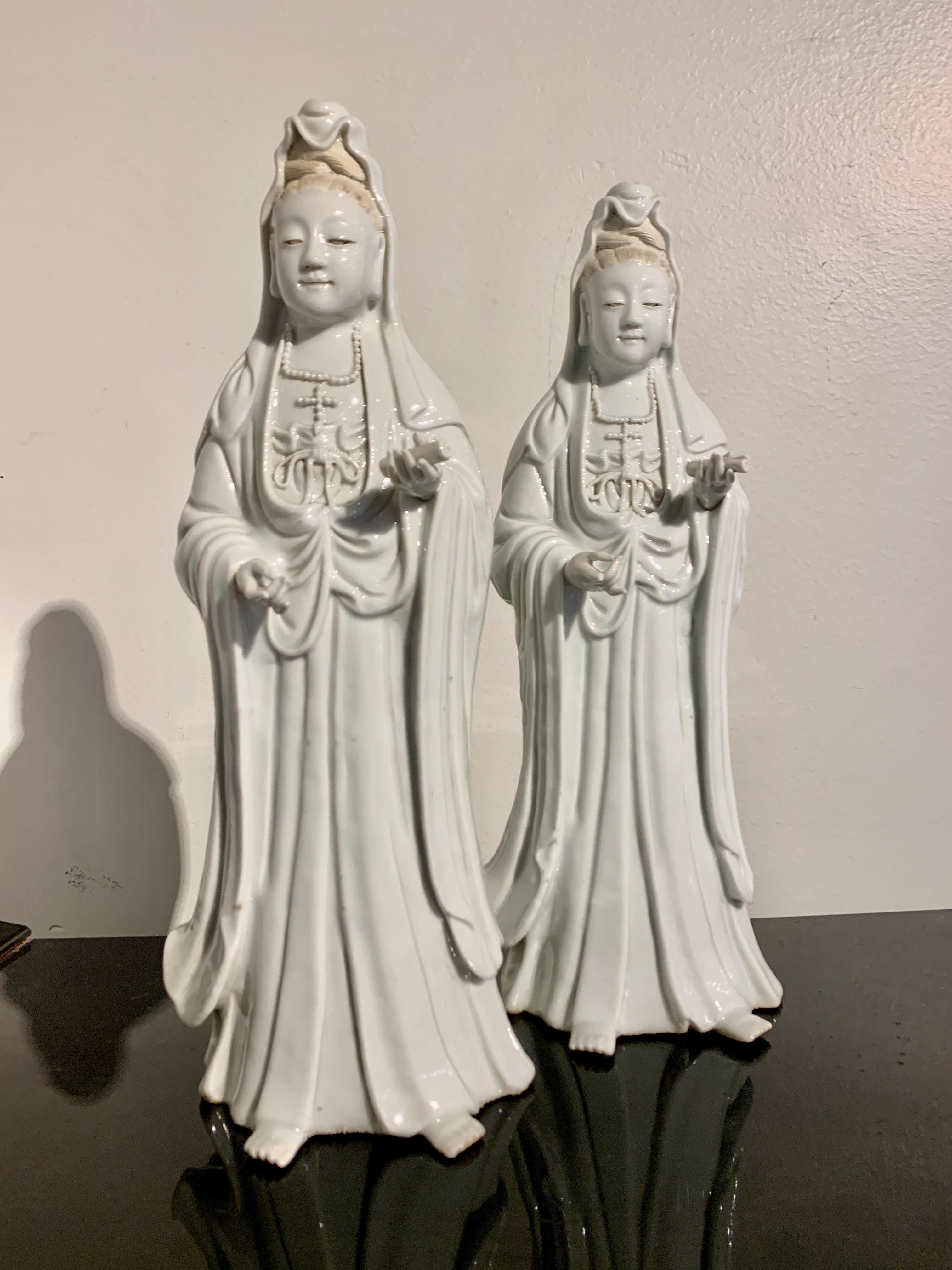 Ein erhabenes und seltenes Paar chinesischer weiß glasierter Porzellanfiguren von Guanyin, zugeschrieben Tang Ying (1682 - 1756), Qing-Dynastie, Qianlong-Zeit, China.

Dieses ätherische Paar weiß glasierter Porzellanfiguren stellt die verehrte