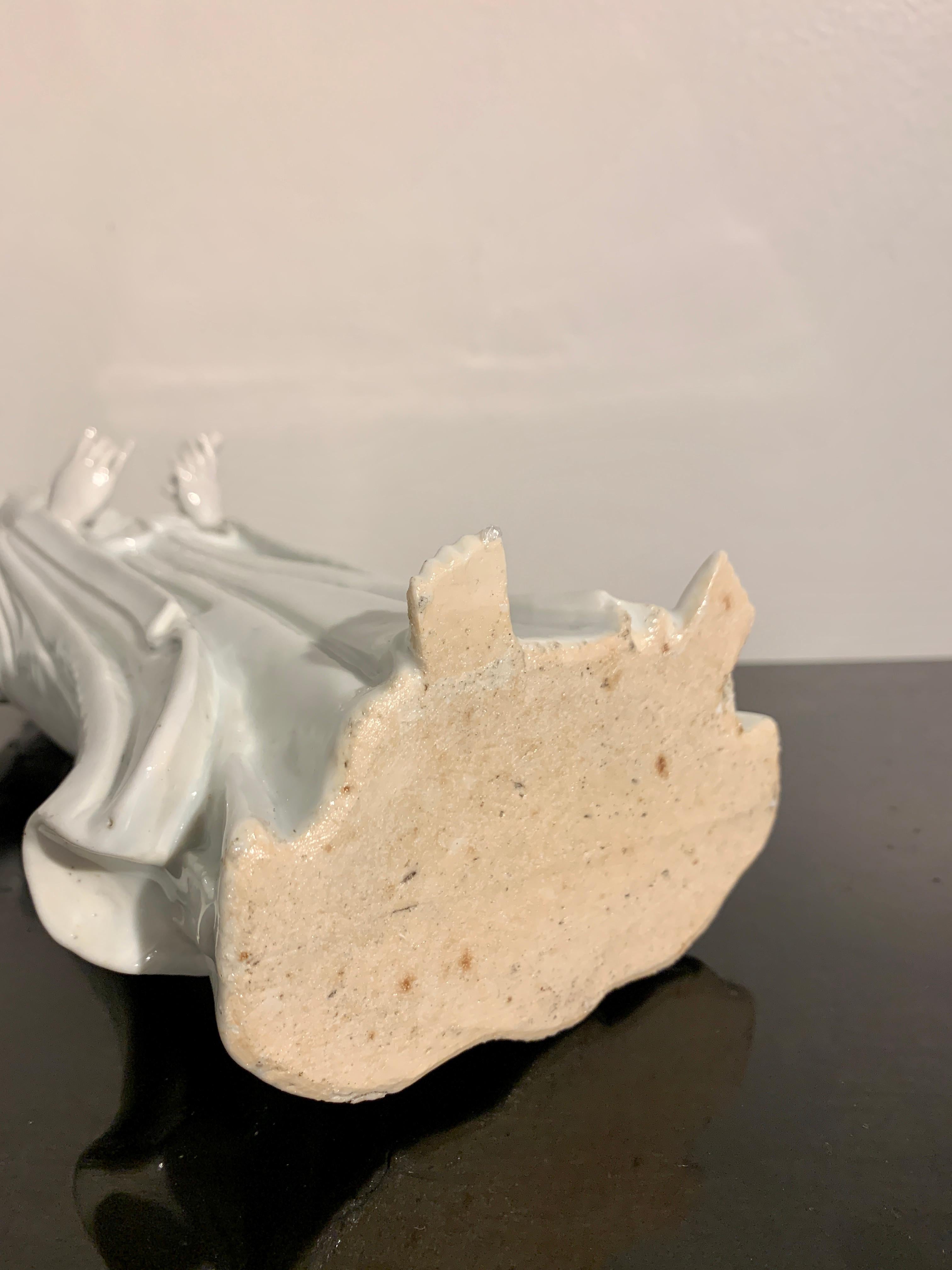 Coppia di Guanyin cinesi smaltati di bianco, Dinastia Qing, XVIII secolo, Cina in vendita 13