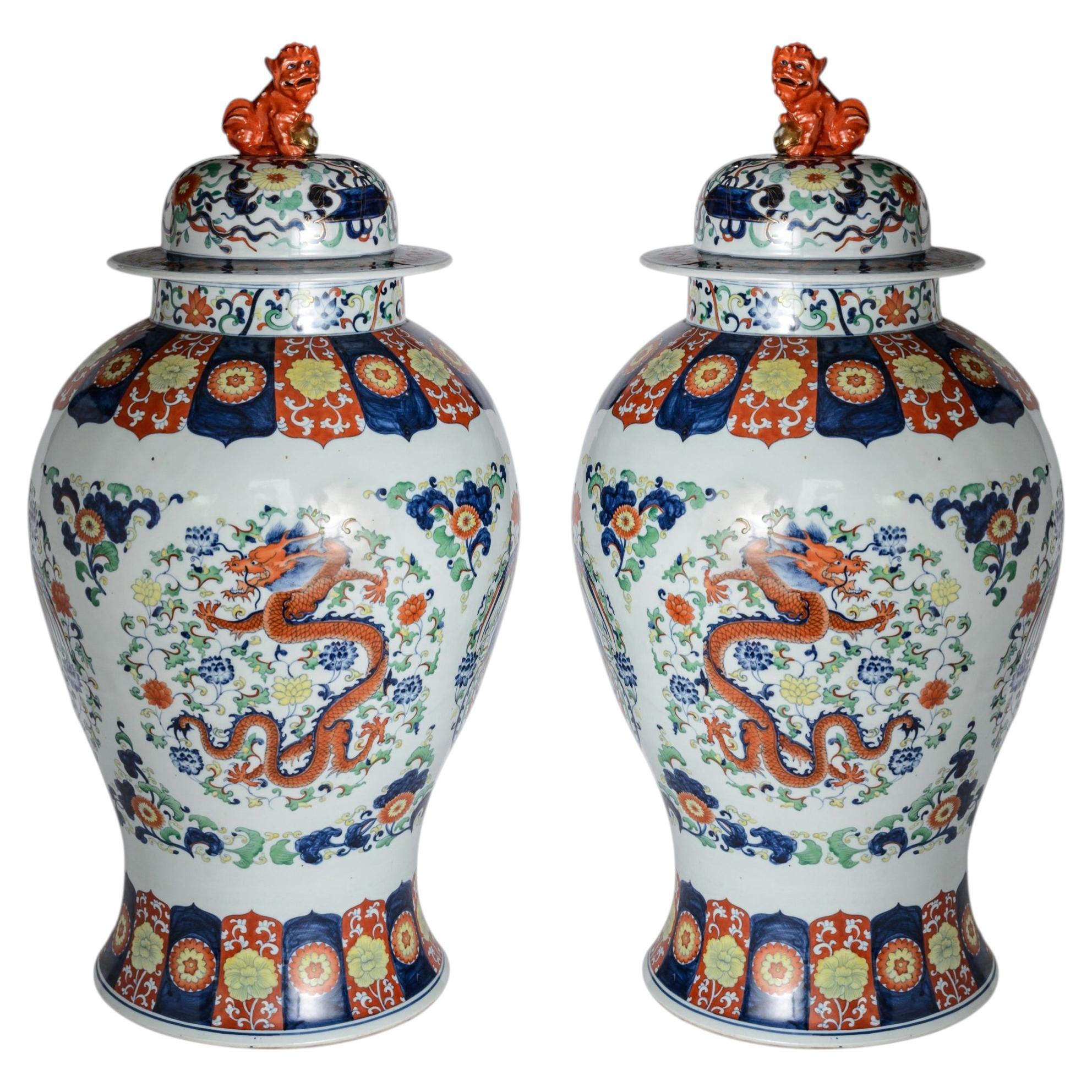 Coppia di vasi da tempio in porcellana in stile Wucai con terminali a forma di cani Foo, 30"H in vendita