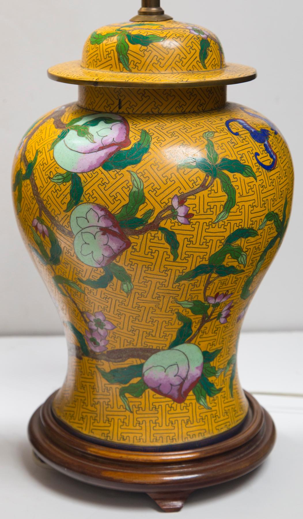 Décoré de chauves-souris et de branches de pêcher, de feuilles et de pêches. Les pêches étant un symbole chinois de longévité.
Il repose sur une base en bois tourné.
La hauteur indiquée correspond à la partie supérieure du couvercle.