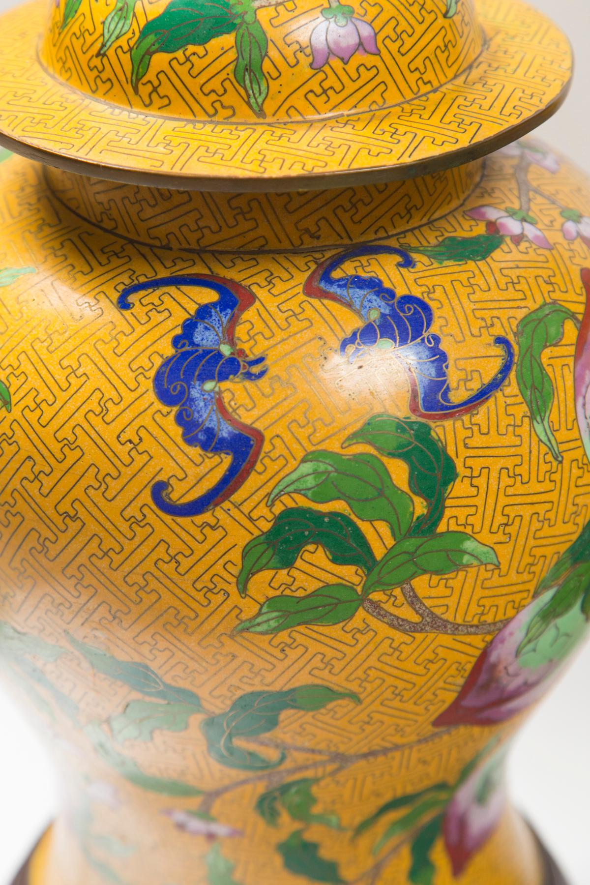 Paire de lampes chinoises en cloisonné à fond jaune Bon état à Woodbury, CT