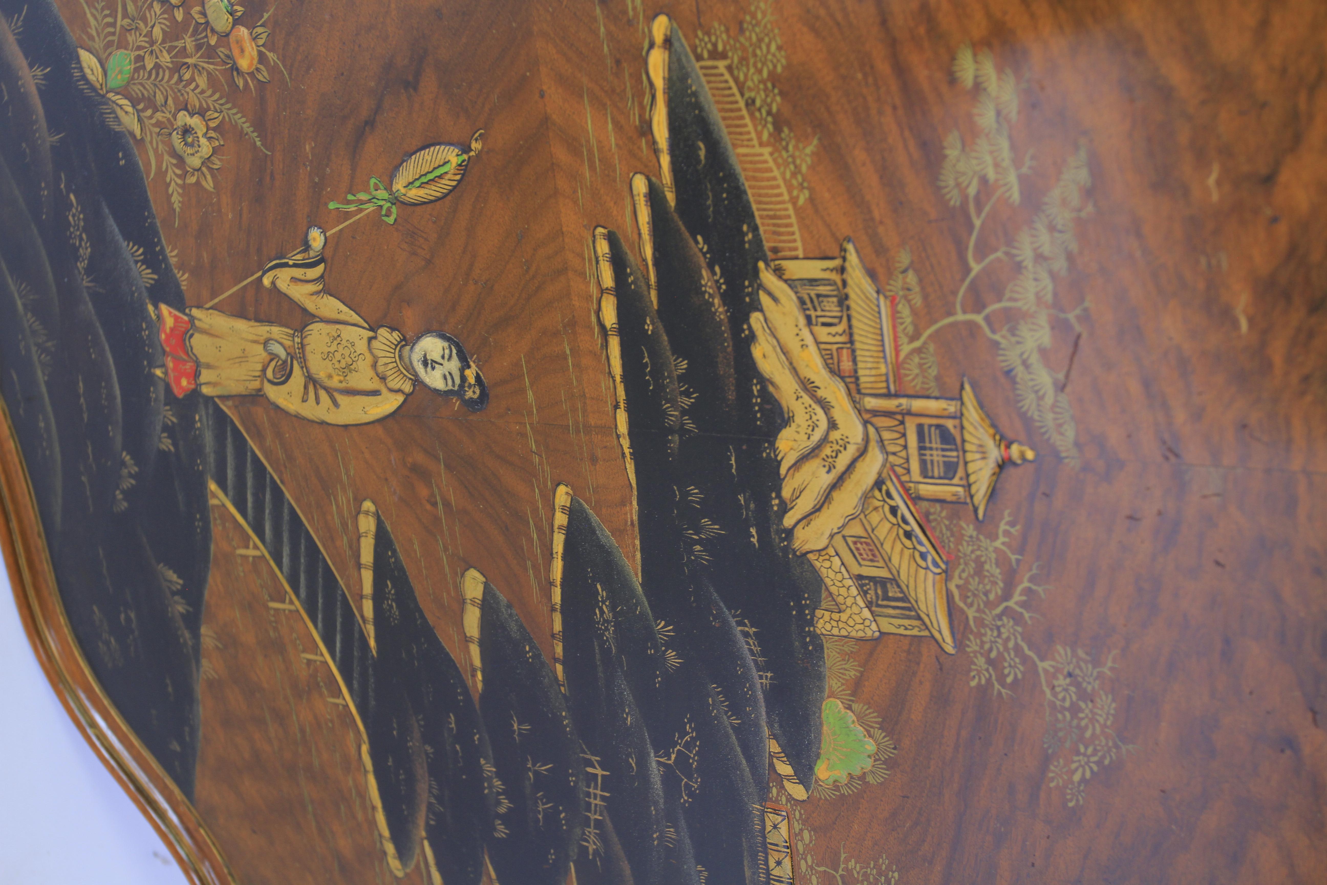Paire de tables basses en noyer décorées de Chinoiseries vers 1930
Dessus en forme de croûte de tarte aux noix,
Chinoiserie décorée  avec
chiffres  & paysage paysage
détails de lignes dorées sur l'avant des jambes
Récemment polie