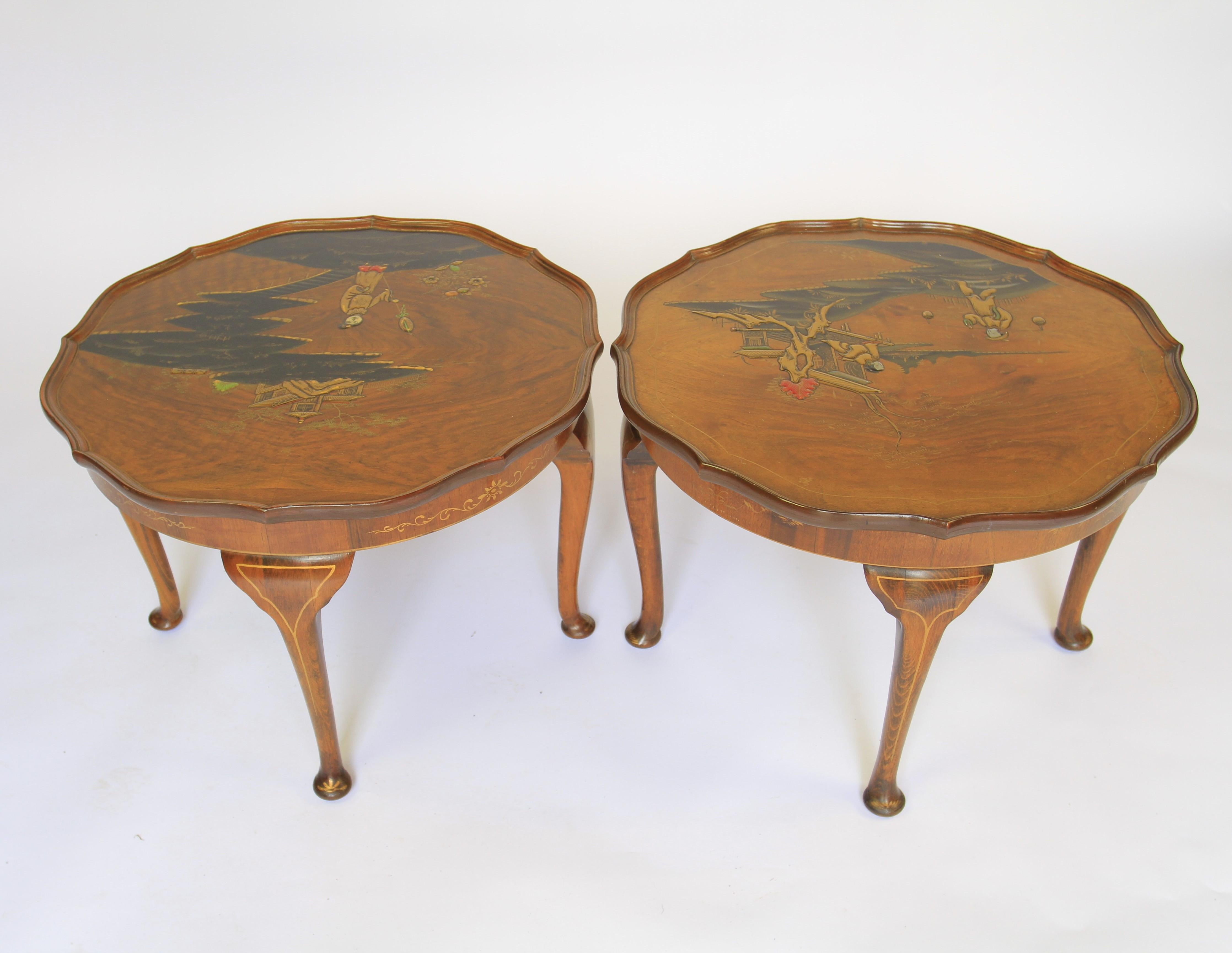 Laqué Paire de tables basses en noyer décorées de Chinoiseries en vente