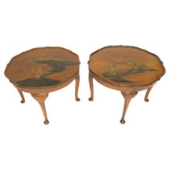 Pareja de mesas de centro de nogal decoradas con Chinoiserie