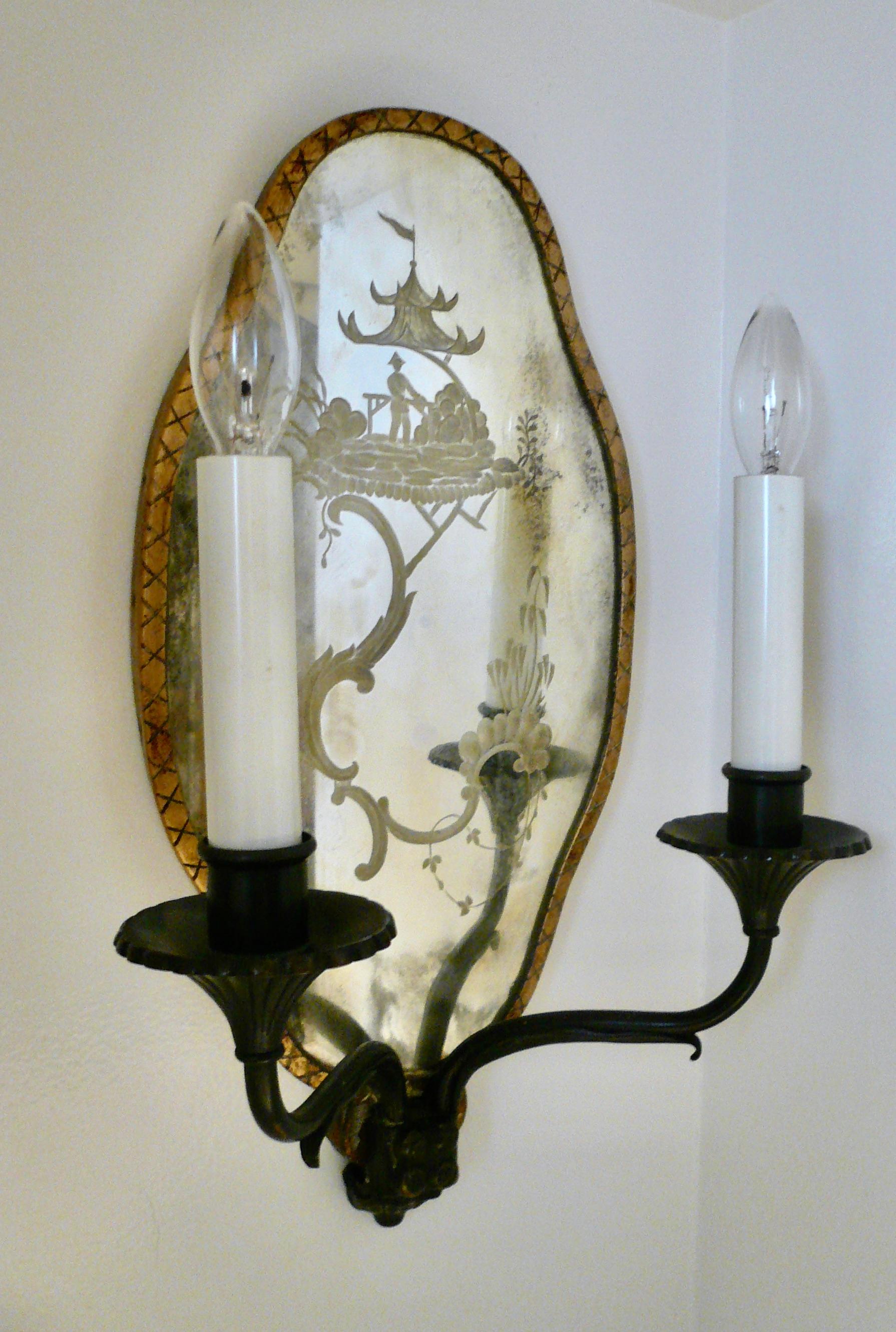 Paar Wandleuchter im Chinoiserie-Design mit Spiegelrücken, E.F. zugeschrieben. Caldwell im Angebot 2