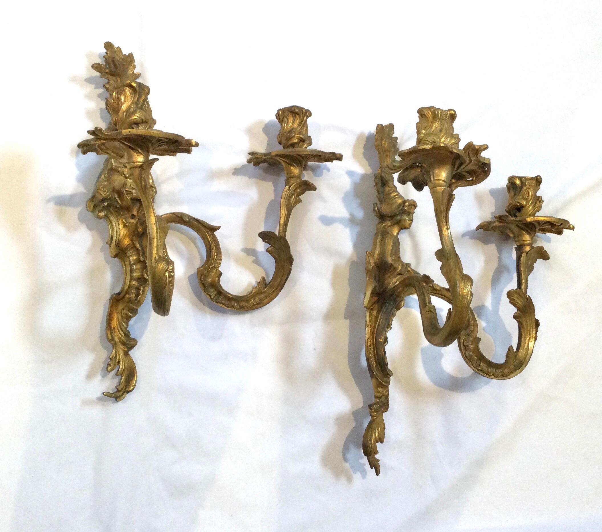 Paar antike, figurale Chinoiserie-Wandleuchten aus vergoldeter Bronze mit Doppelkerzenleuchter (Französisch) im Angebot