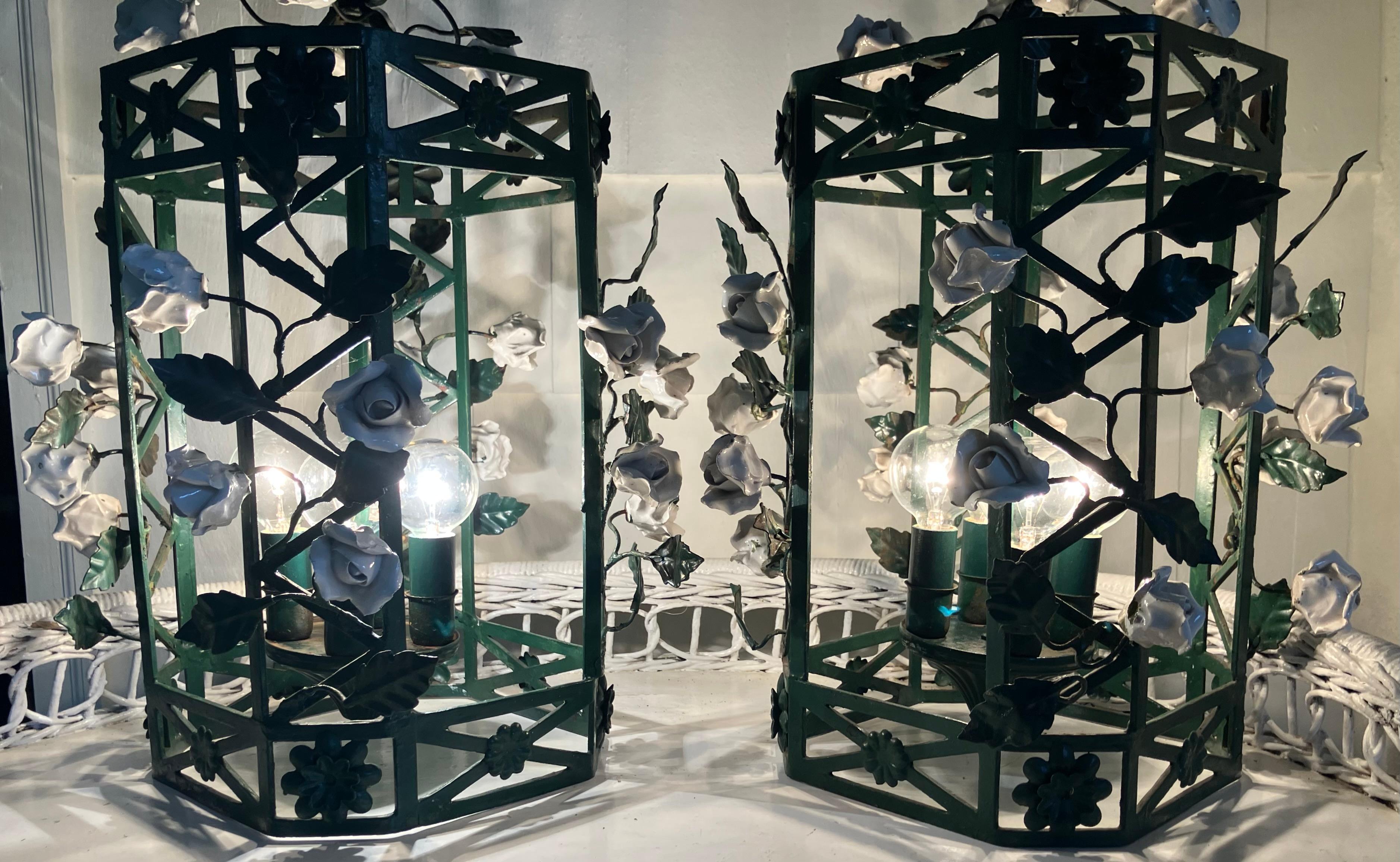 Grüne Chinoiserie-Laternen mit weißen Porzellanblumen. Paar achteckige Laternen im Chinoiserie-Stil aus grün lackiertem Metall in Form eines Spaliers, mit kletternden weißen Porzellanblumen und grünen Metallblättern, mit vier Lichtern. Perfekt für