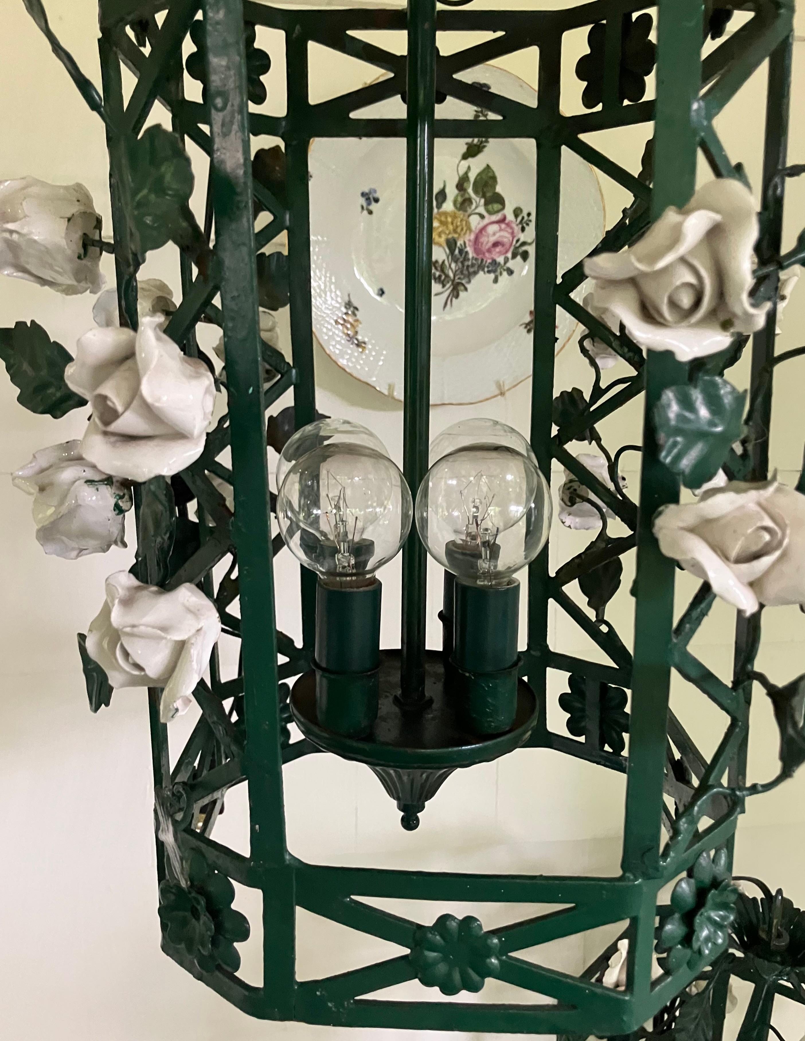 Paar grüne Chinoiserie-Laternen mit weißen Porzellanblumen im Zustand „Gut“ im Angebot in New York, NY