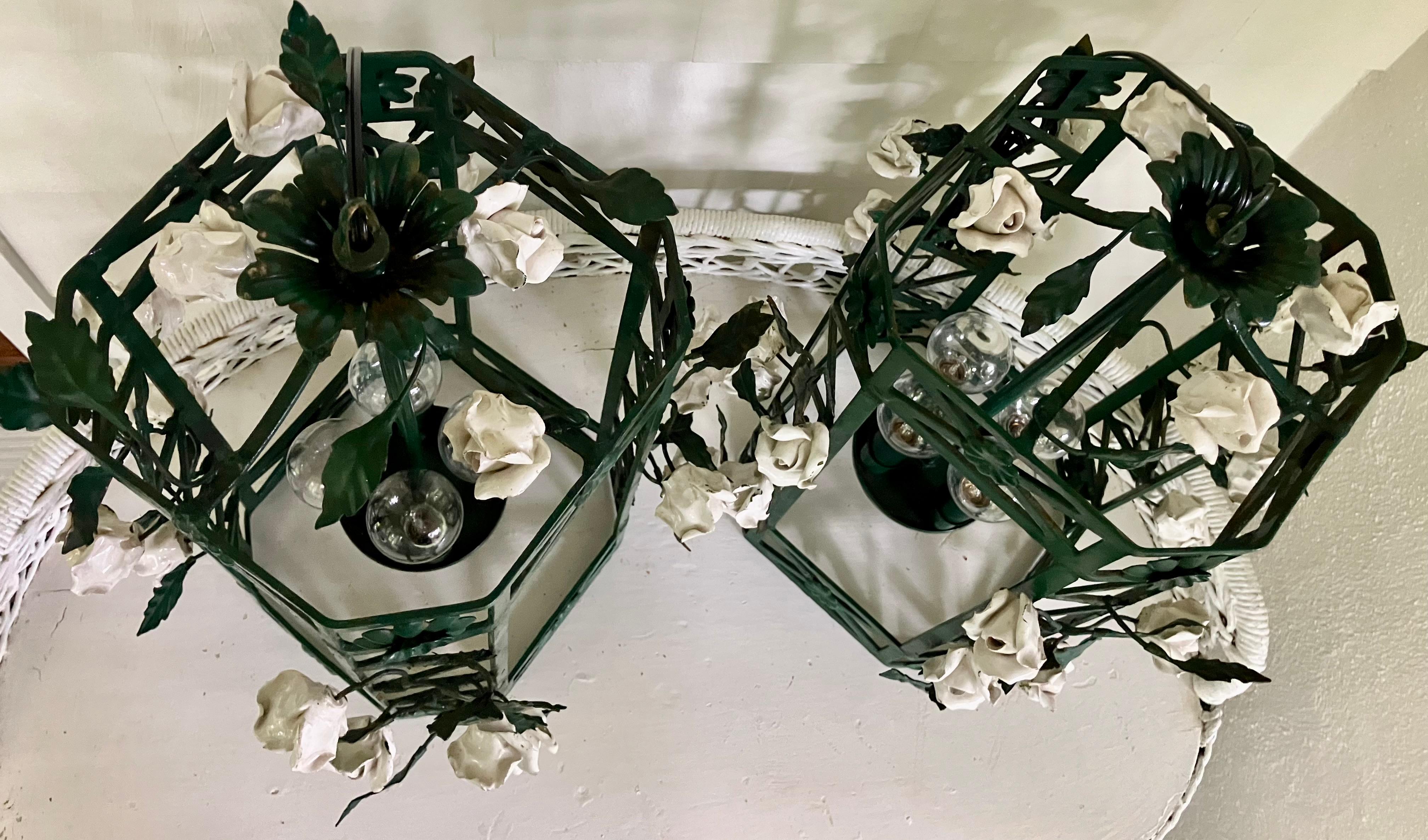 Paar grüne Chinoiserie-Laternen mit weißen Porzellanblumen (Metall) im Angebot