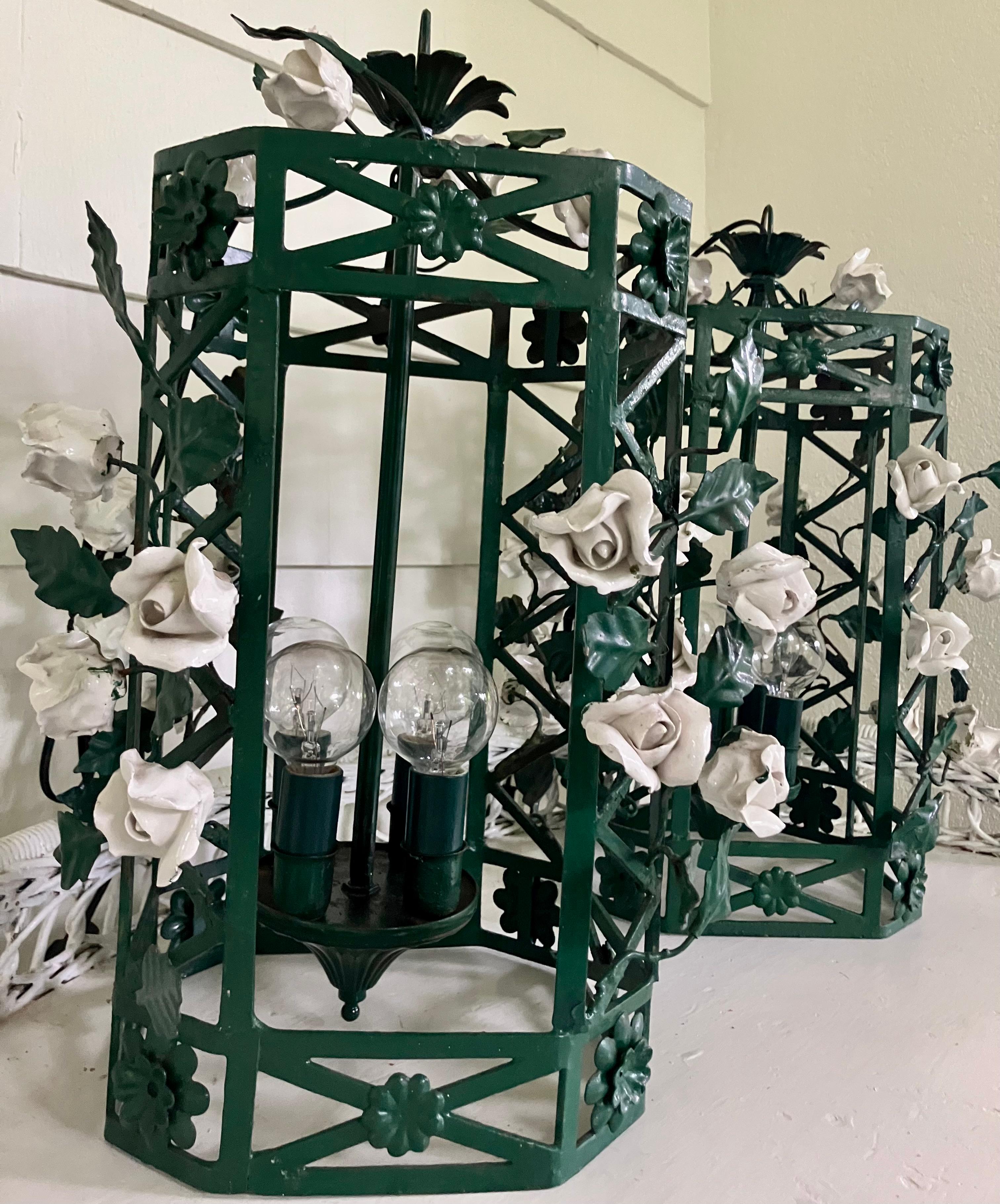 Paar grüne Chinoiserie-Laternen mit weißen Porzellanblumen im Angebot 1