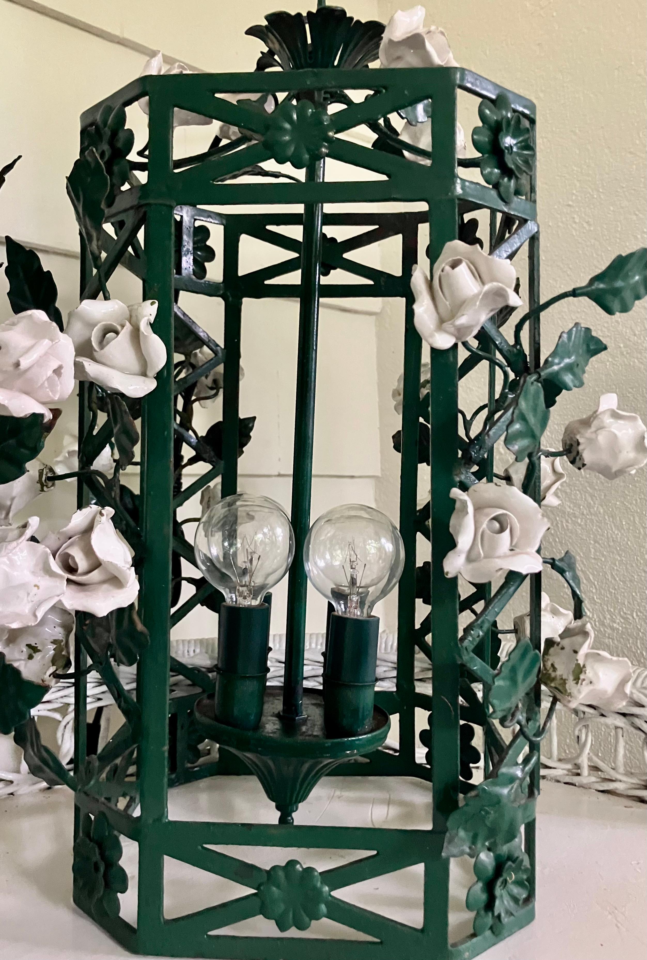 Paar grüne Chinoiserie-Laternen mit weißen Porzellanblumen im Angebot 2