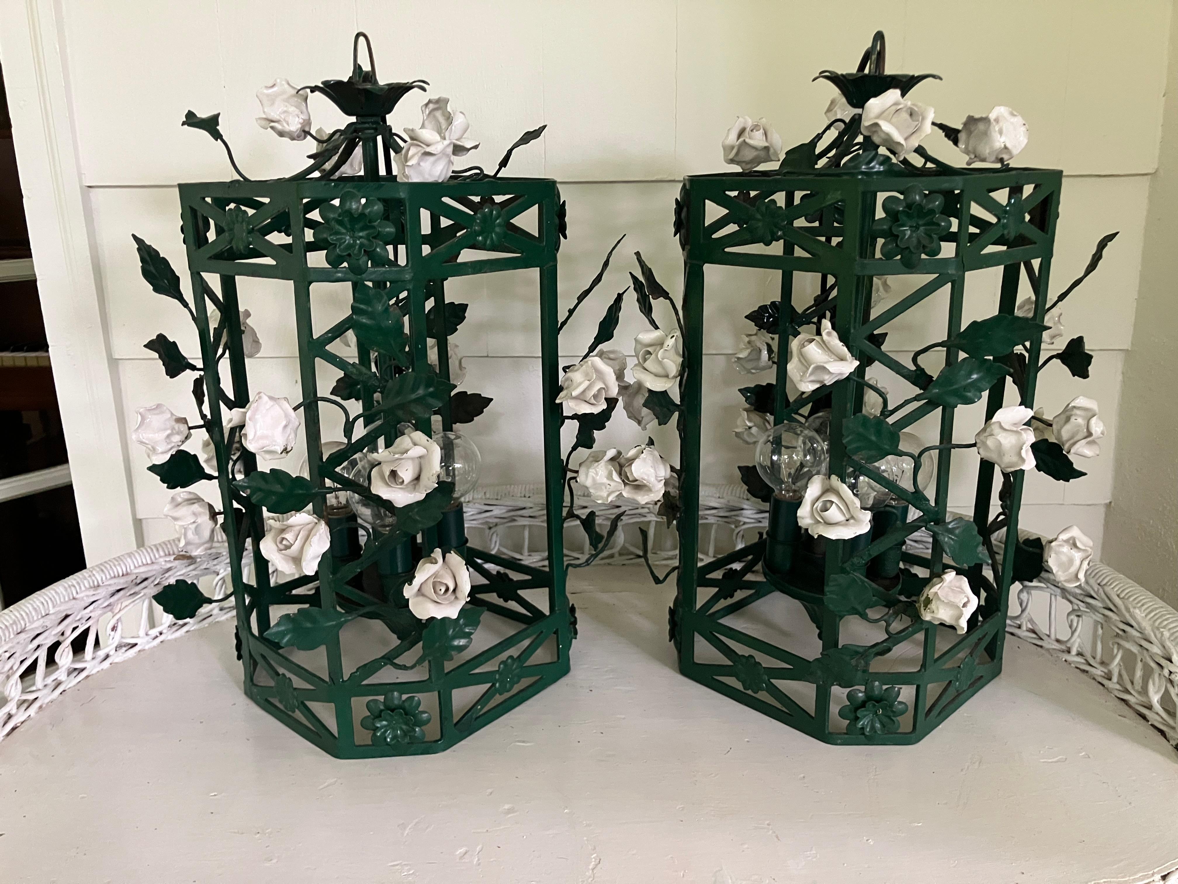 Paar grüne Chinoiserie-Laternen mit weißen Porzellanblumen im Angebot 3