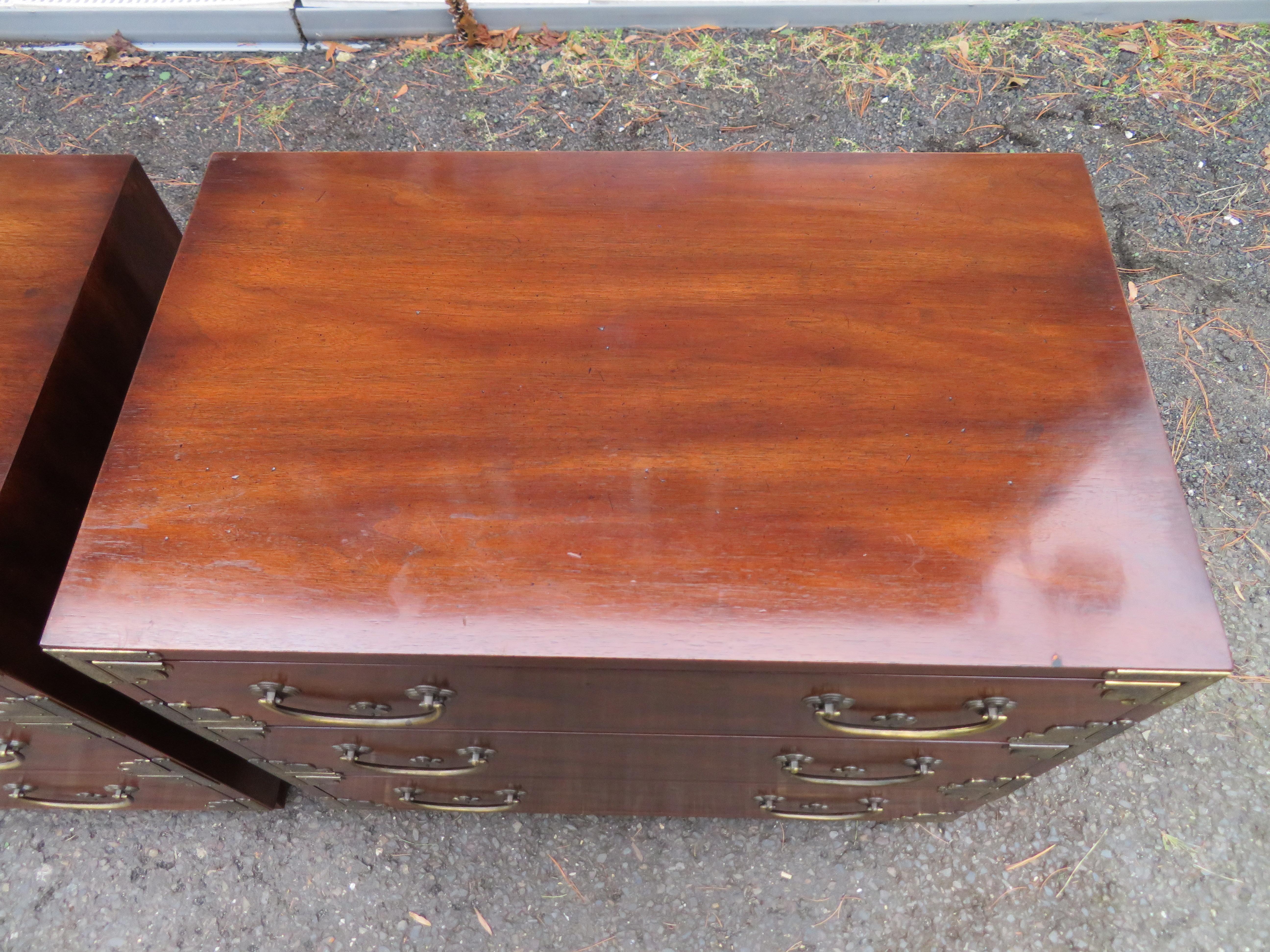 Pair Chinoiserie Henredon Tansu Campaign Chests Nightstands Mid-Century Modern In Good Condition In Pemberton, NJ