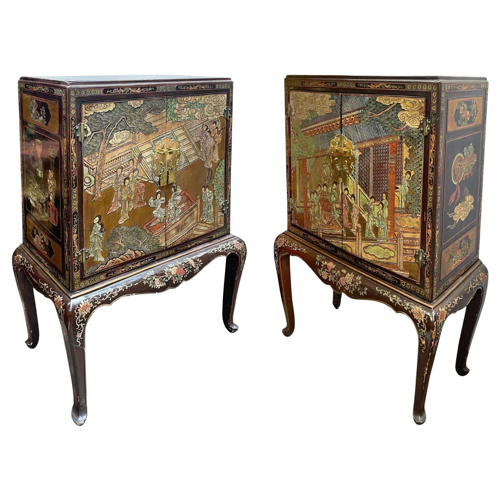 Coppia di armadietti in lacca Chinoiserie su cavalletto. circa 1900 in vendita
