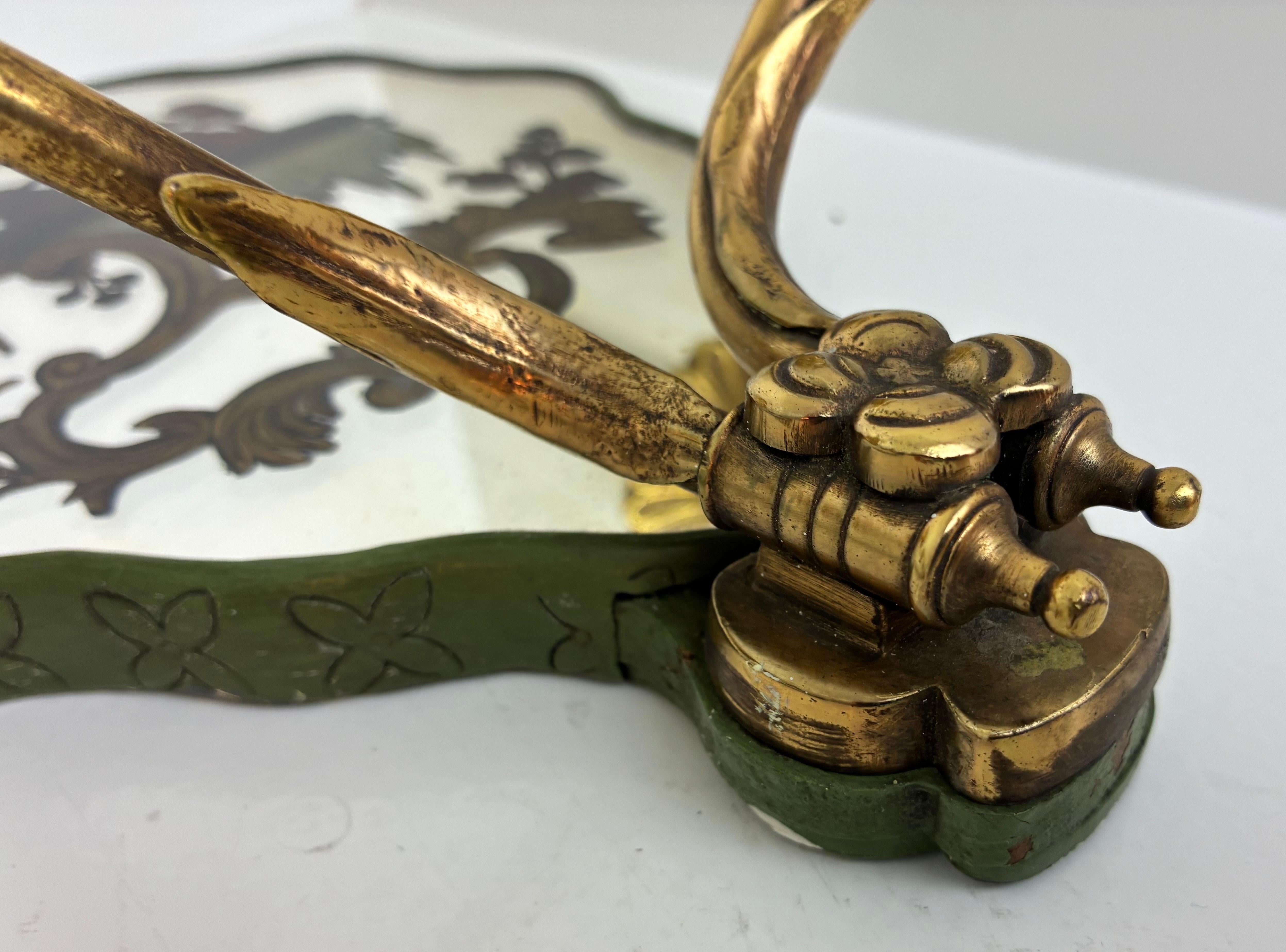 Este hermoso par de eglomise, o reverso  La pintura sobre apliques de espejo presenta una decoración con motivos de grutas. Los brazos de latón dorado están finamente detallados y bellamente proporcionados.