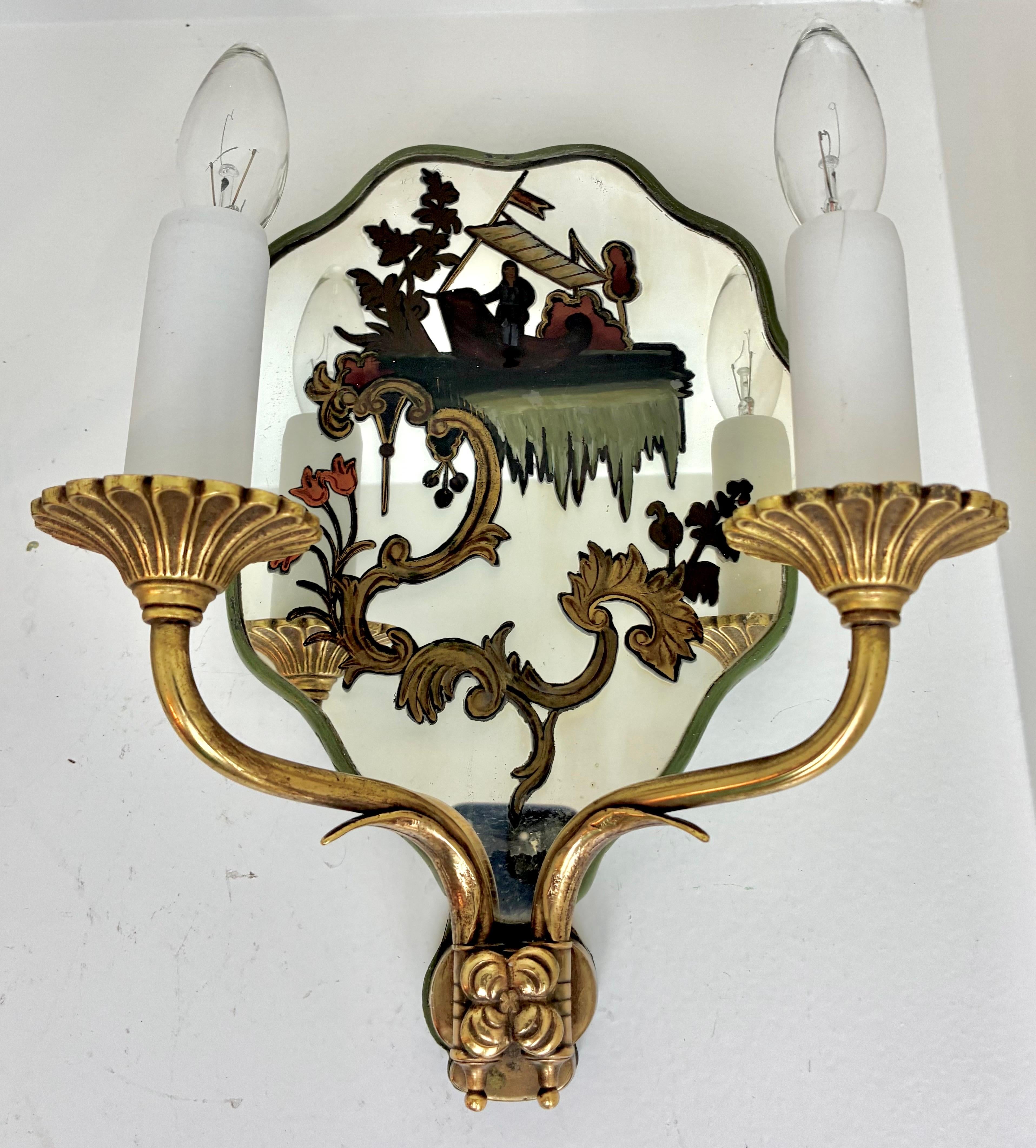 Pareja de candelabros con respaldo de espejo Chinoiserie de E. F. A. Caldwell siglo XX en venta
