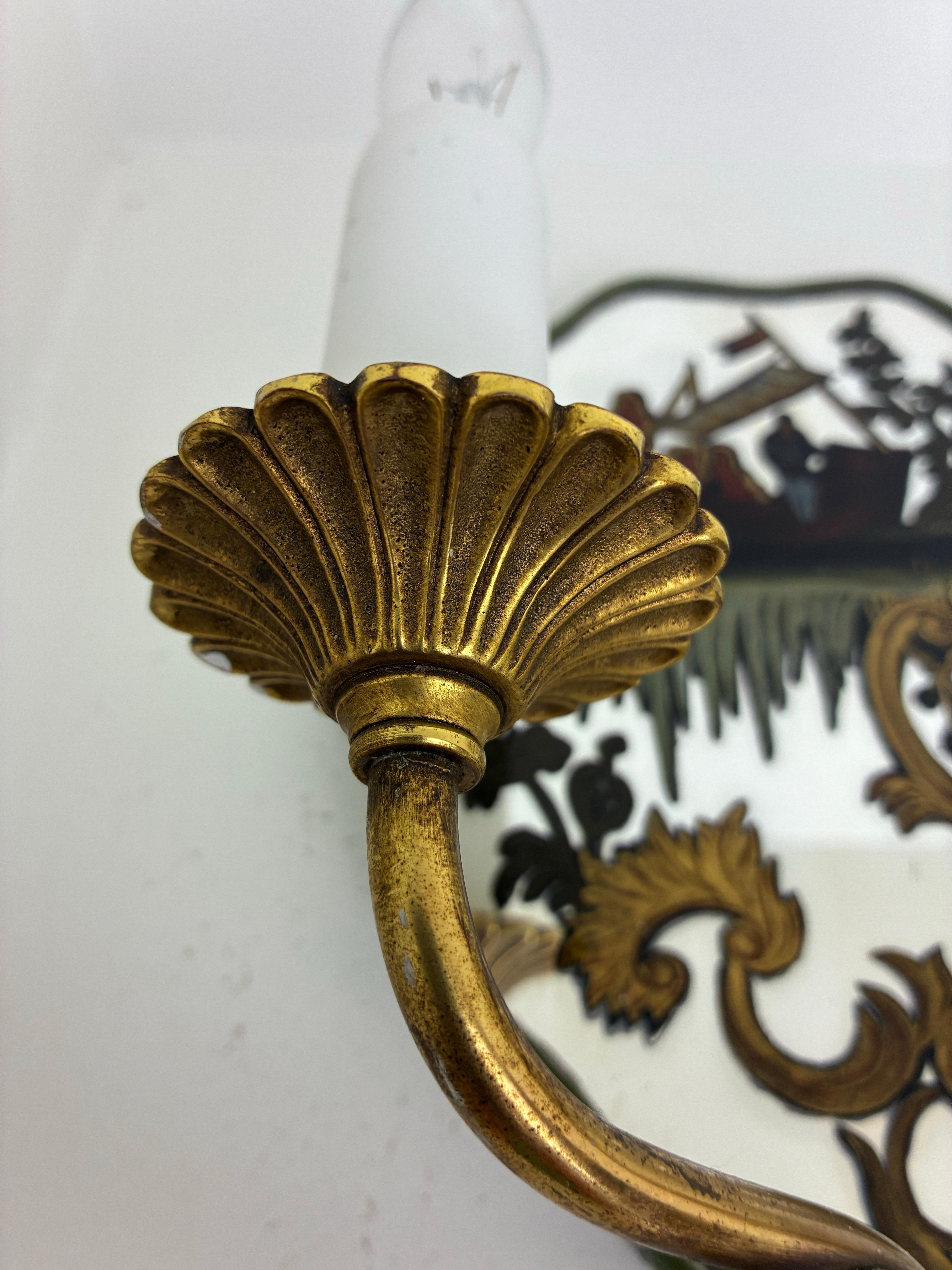 Pareja de candelabros con respaldo de espejo Chinoiserie de E. F. A. Caldwell Bronce en venta