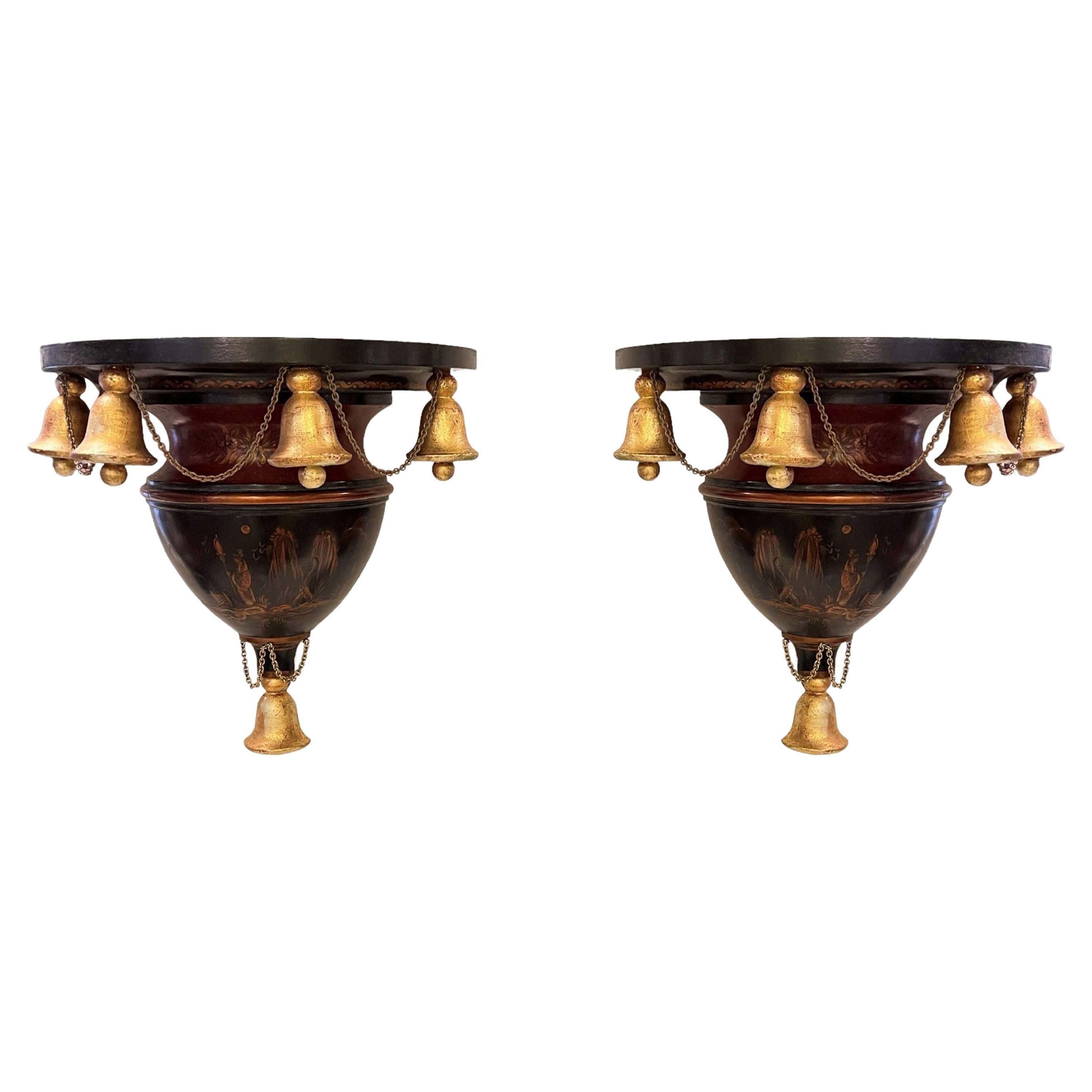 Pareja de soportes de pared de madera dorada y pintados a la Chinoiserie