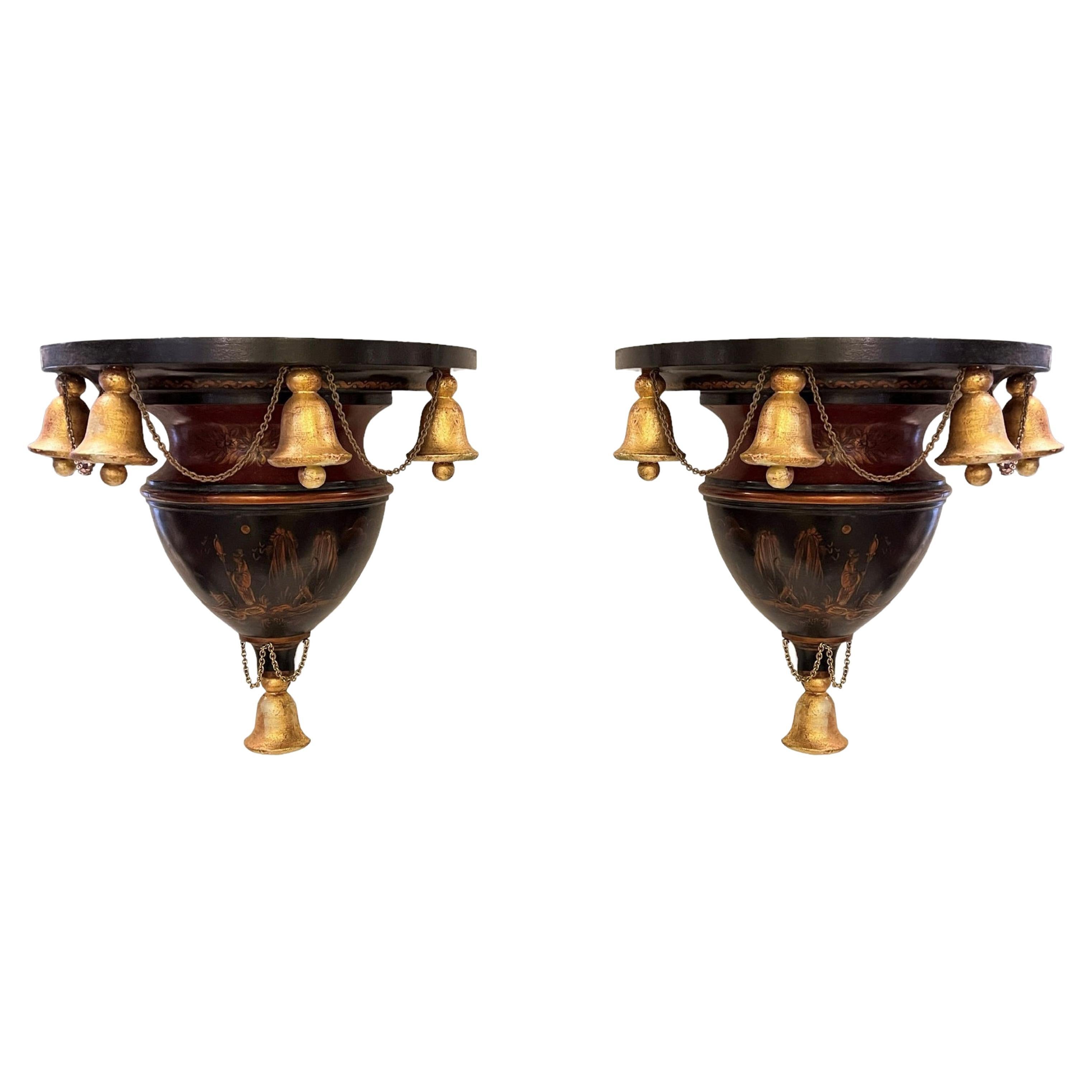 Paire de supports muraux en bois dor et peints de style Chinoiserie