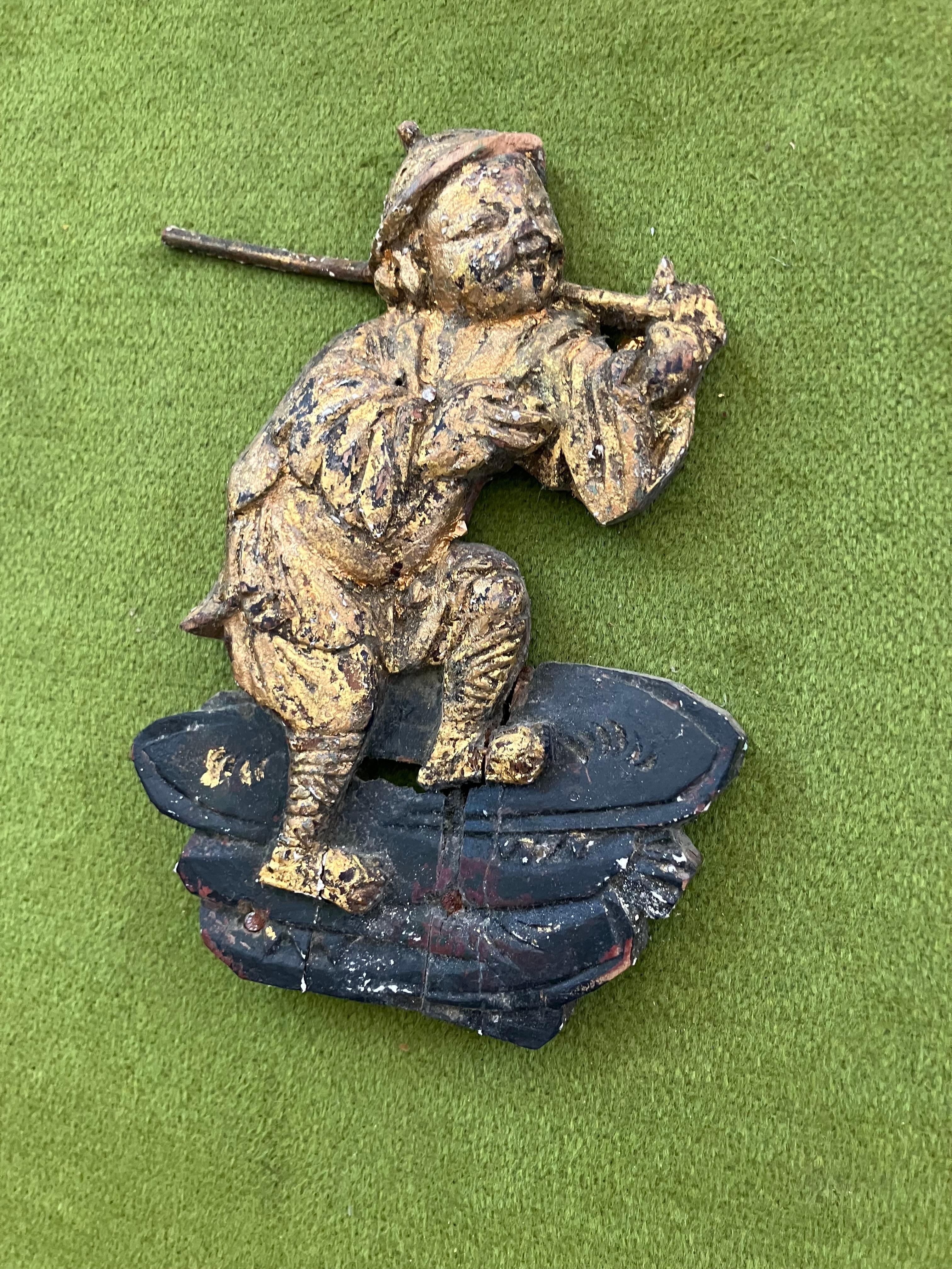  Par de paneles de chinoiserie. Pareja de paneles de chinoiserie vintage a medida en madera ebonizada tapizados en terciopelo verde ácido con elementos tallados en dorado antiguo sobre ganchos para platos antiguos. Italia, años 60.

Dimensiones: