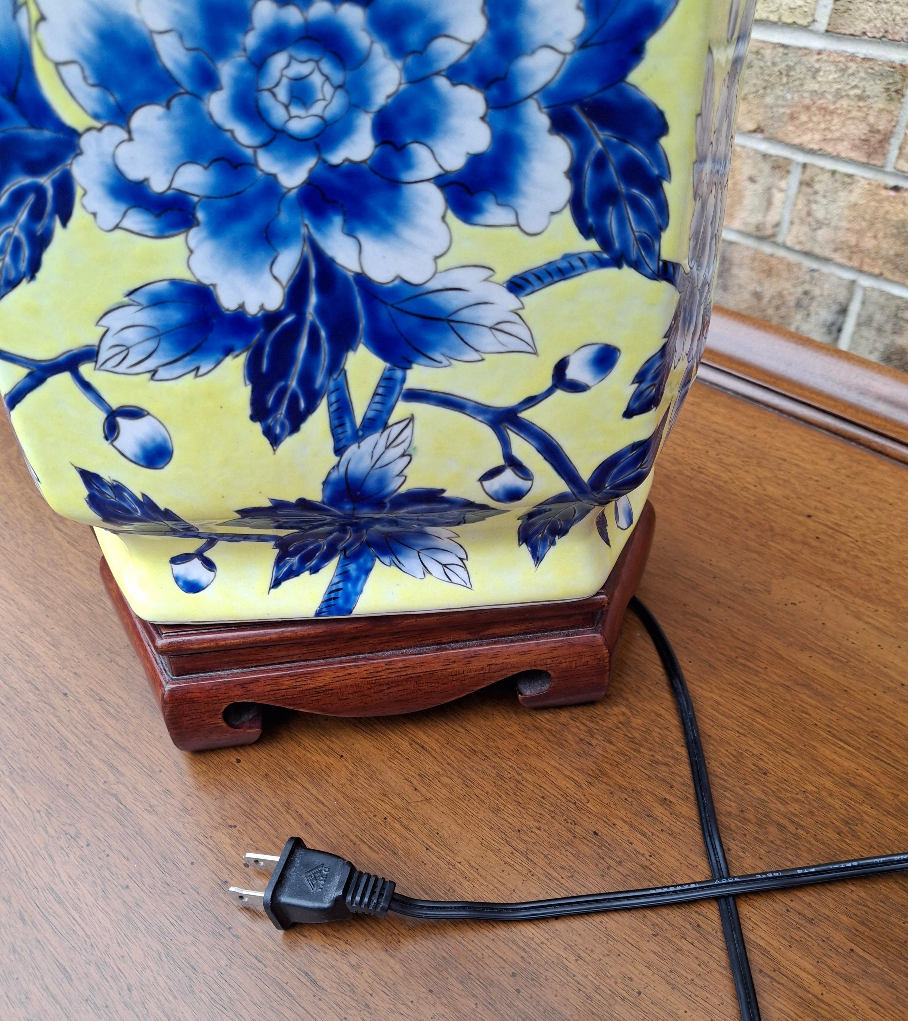 Paire de lampes de table en porcelaine de Chinoiserie avec fleurs peintes en bleu sur fond jaune en vente 3