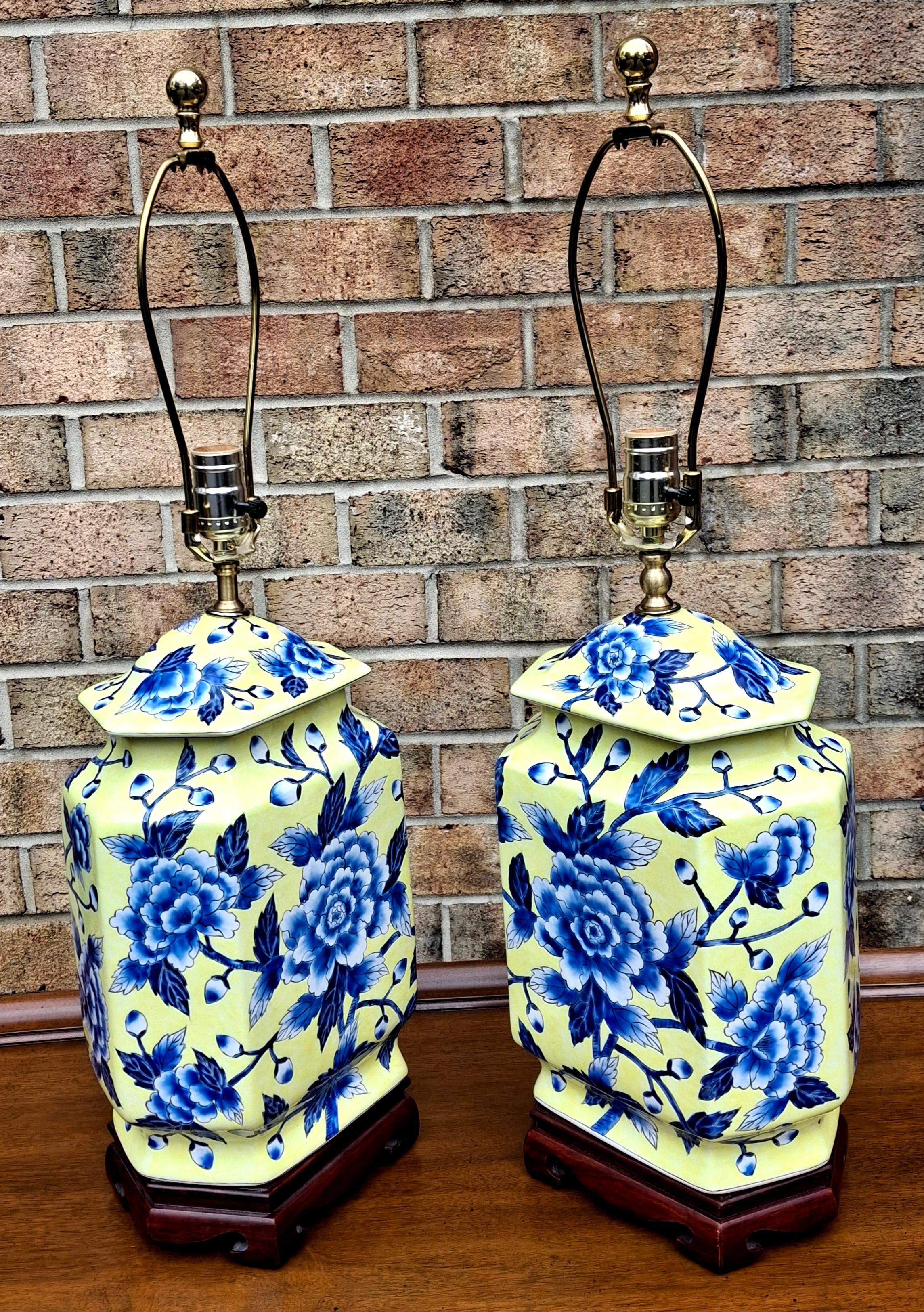 Chinoiseries Paire de lampes de table en porcelaine de Chinoiserie avec fleurs peintes en bleu sur fond jaune en vente