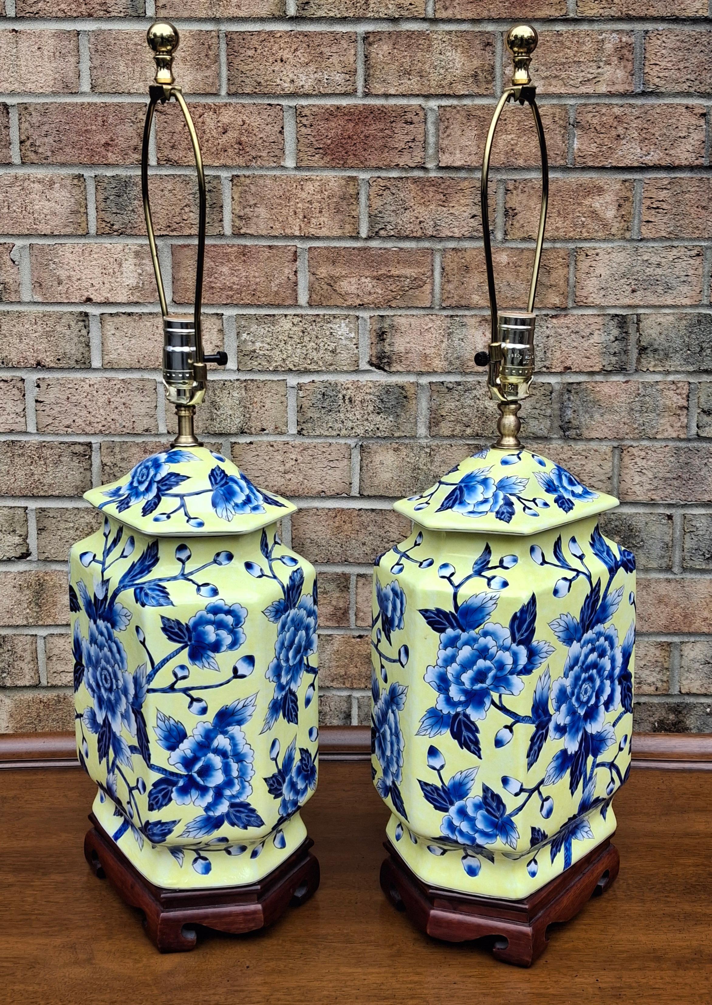 Paire de lampes de table en porcelaine de Chinoiserie avec fleurs peintes en bleu sur fond jaune Bon état - En vente à Germantown, MD