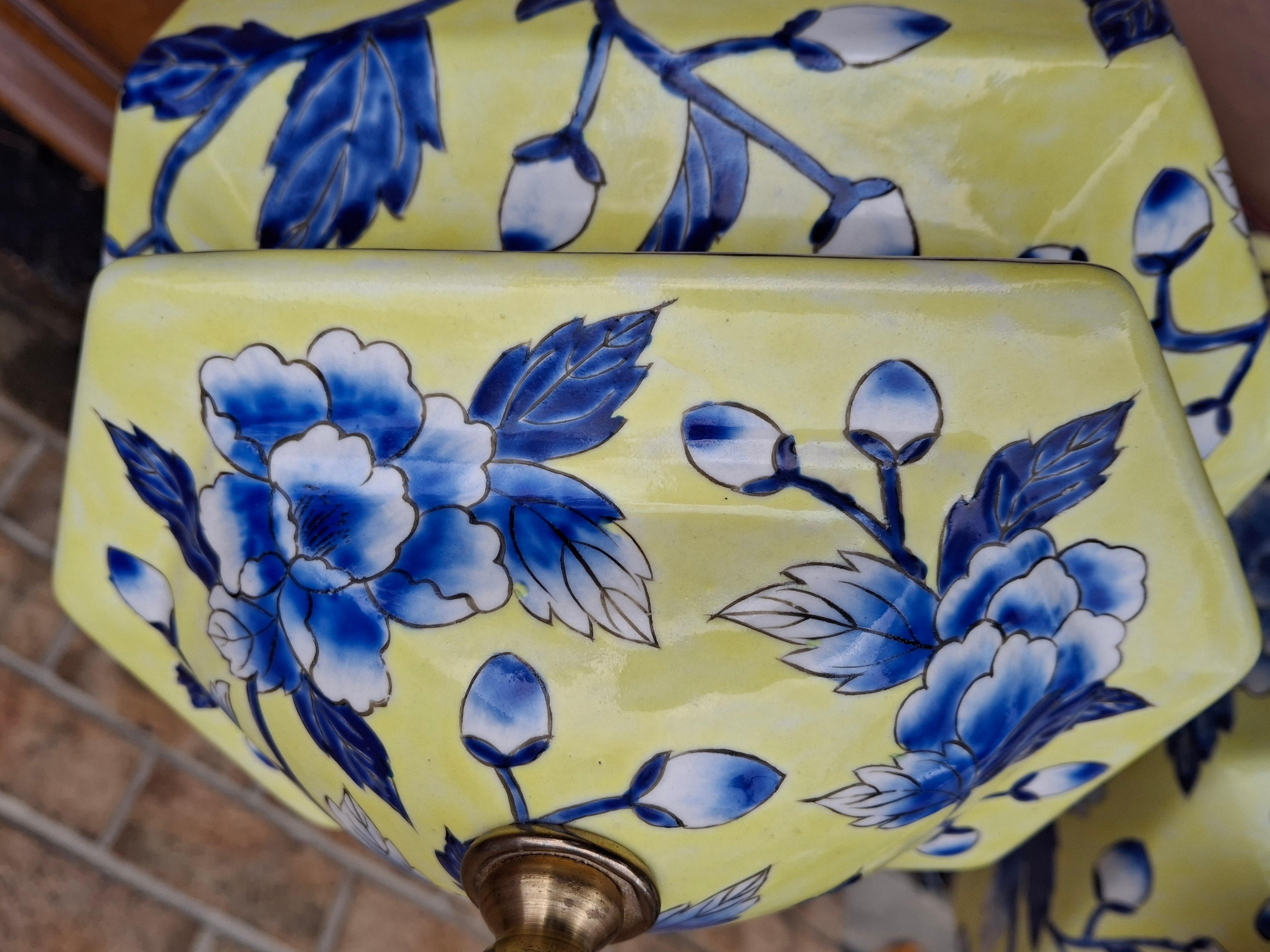 20ième siècle Paire de lampes de table en porcelaine de Chinoiserie avec fleurs peintes en bleu sur fond jaune en vente