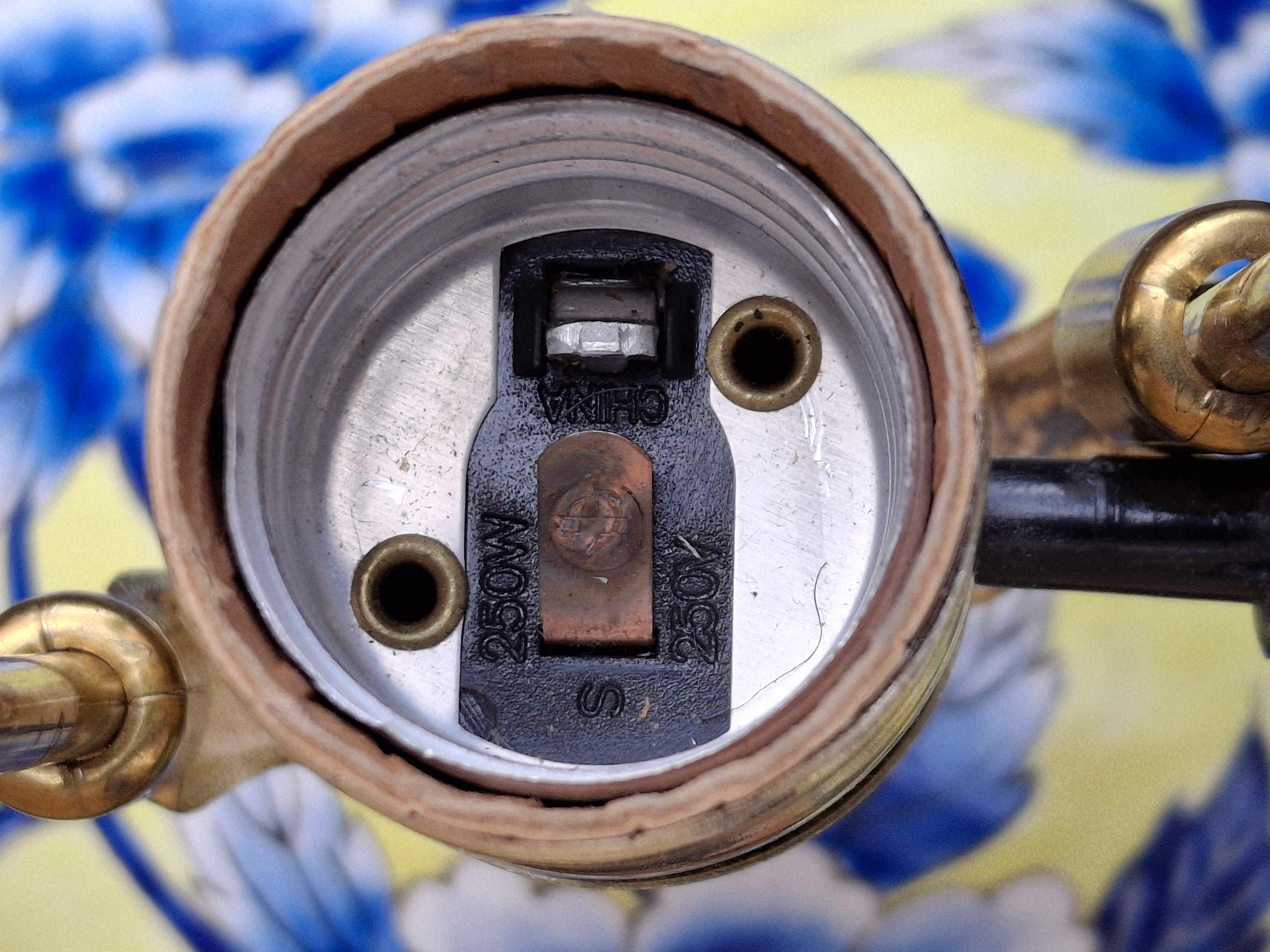 Porcelaine Paire de lampes de table en porcelaine de Chinoiserie avec fleurs peintes en bleu sur fond jaune en vente