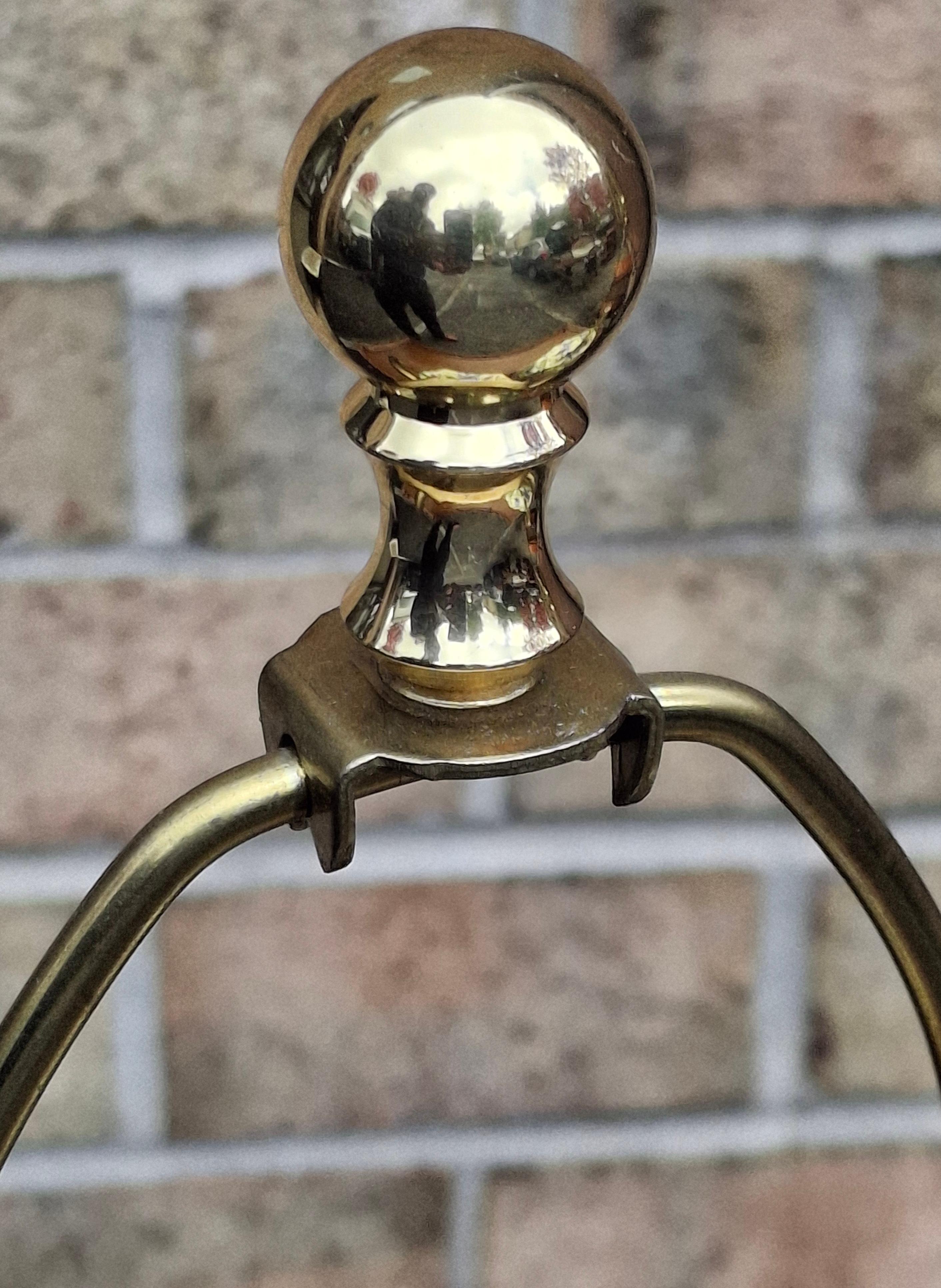 Paire de lampes de table en porcelaine de Chinoiserie avec fleurs peintes en bleu sur fond jaune en vente 1