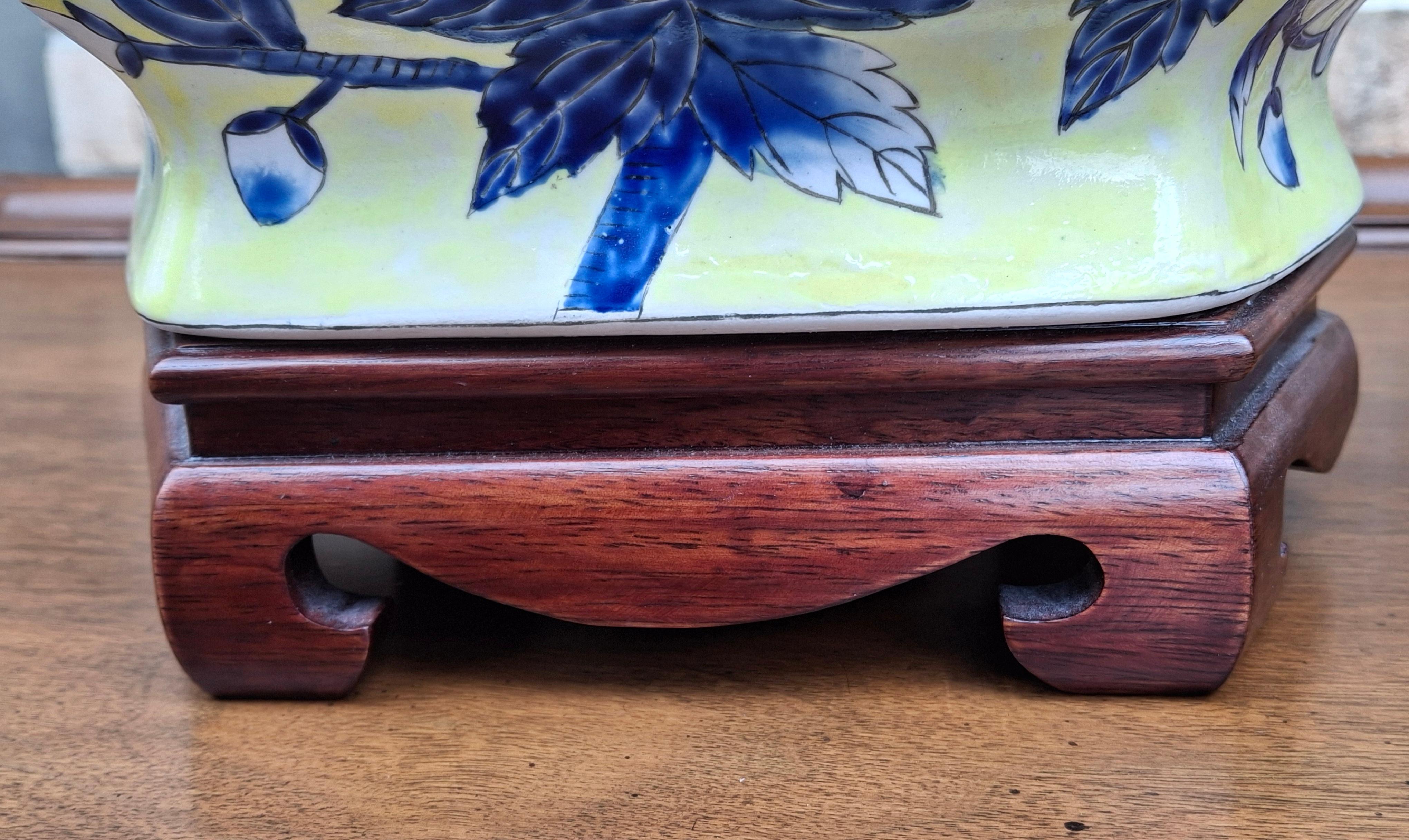 Paire de lampes de table en porcelaine de Chinoiserie avec fleurs peintes en bleu sur fond jaune en vente 2