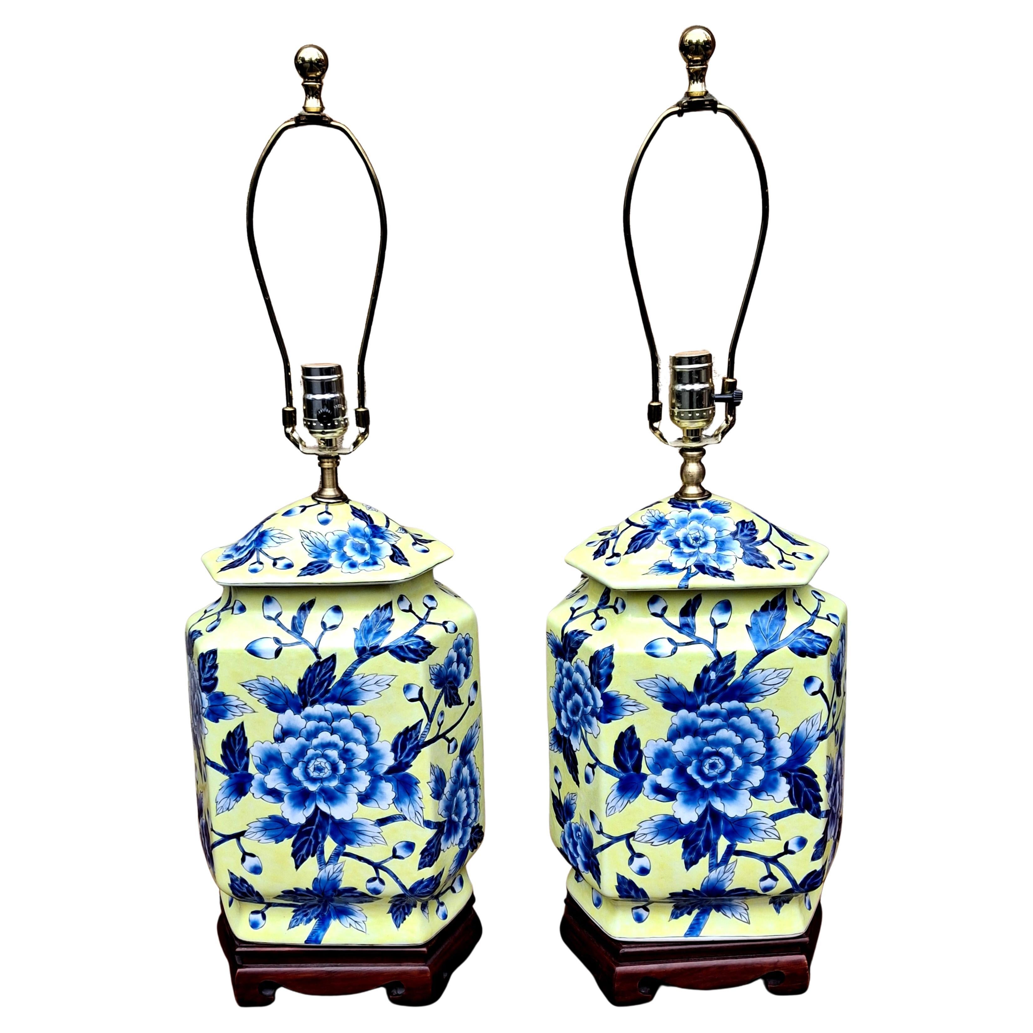 Paire de lampes de table en porcelaine de Chinoiserie avec fleurs peintes en bleu sur fond jaune en vente
