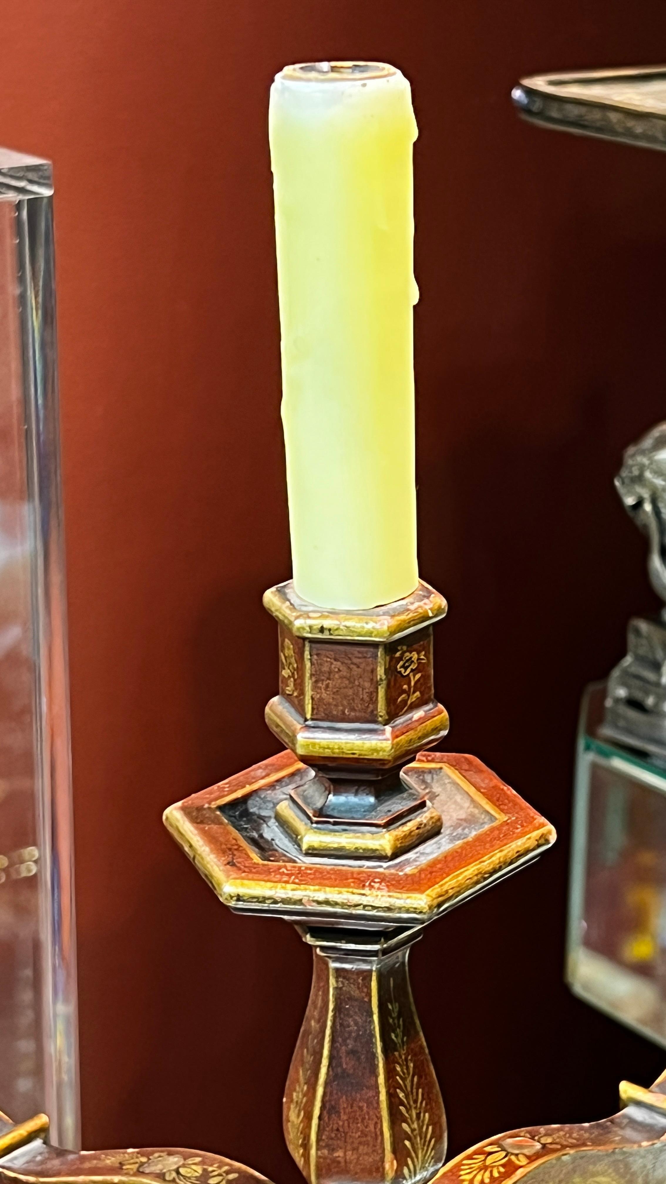 Paire de lampes de bureau chinoiseries en laque japonaise rouge en vente 1