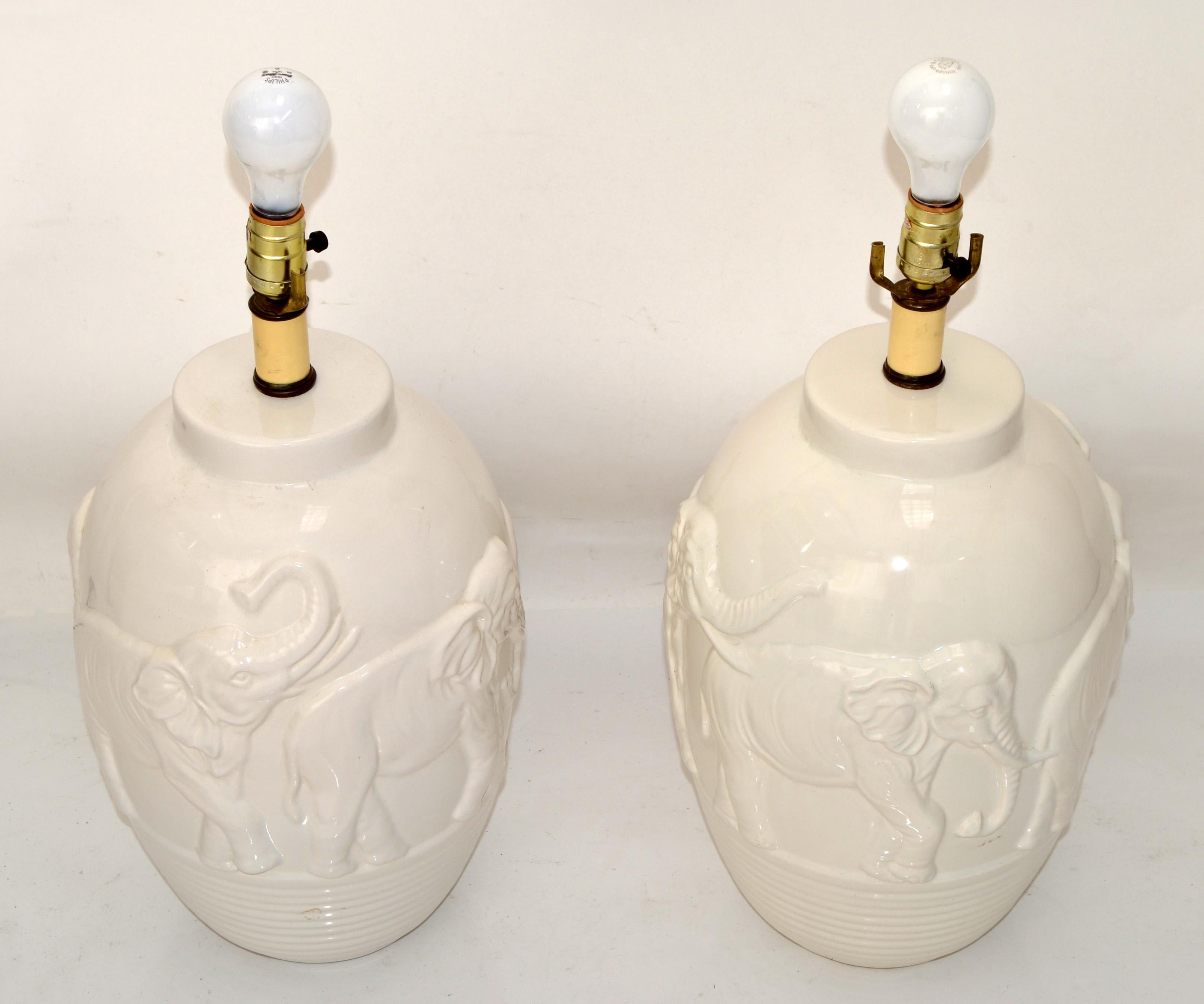 Paire de lampes de bureau éléphants en céramique émaillée blanche de style chinoiseries, motifs d'animaux asiatiques en vente 3