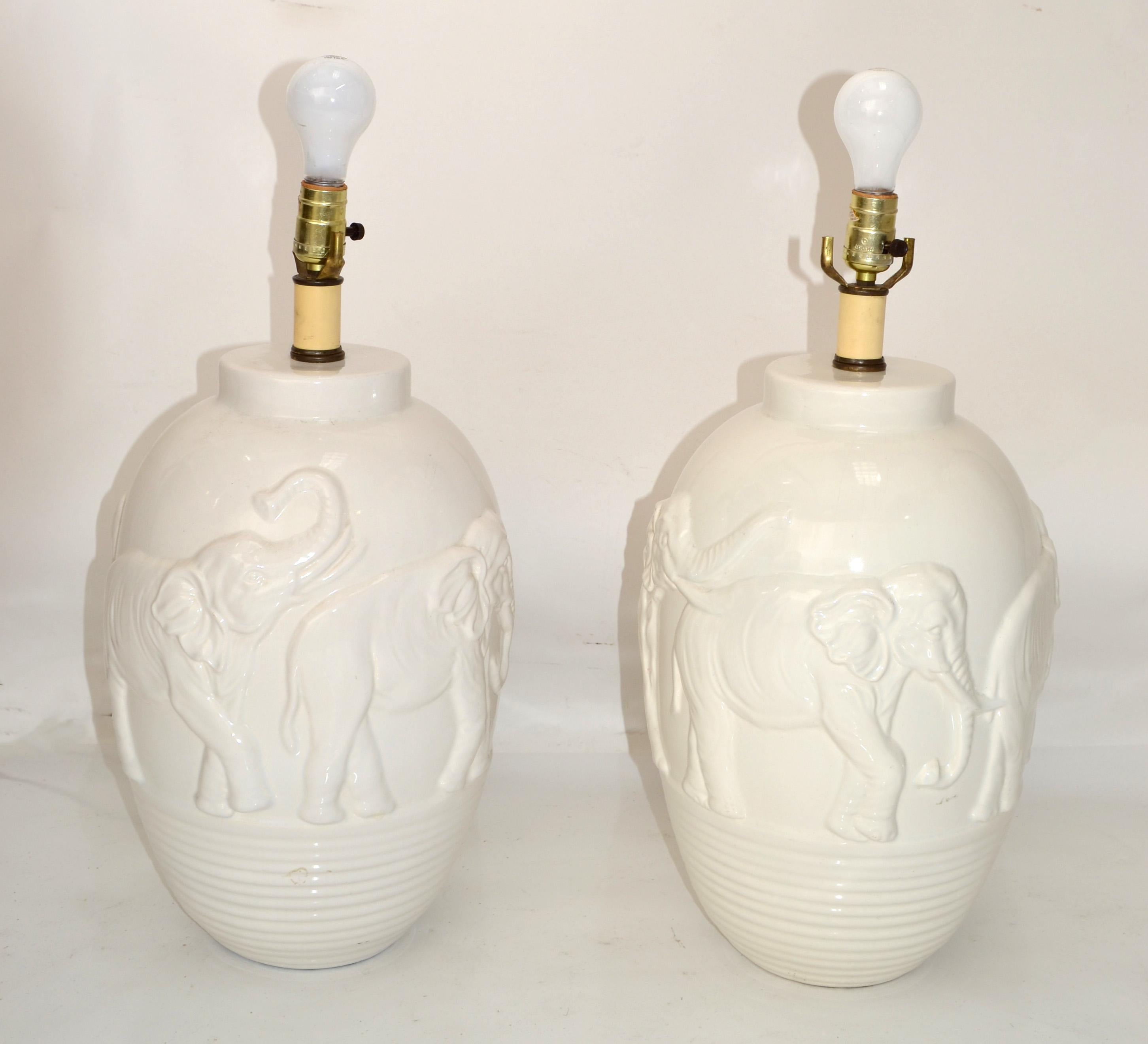 Paire de lampes de bureau éléphants en céramique émaillée blanche de style chinoiseries, motifs d'animaux asiatiques en vente 4