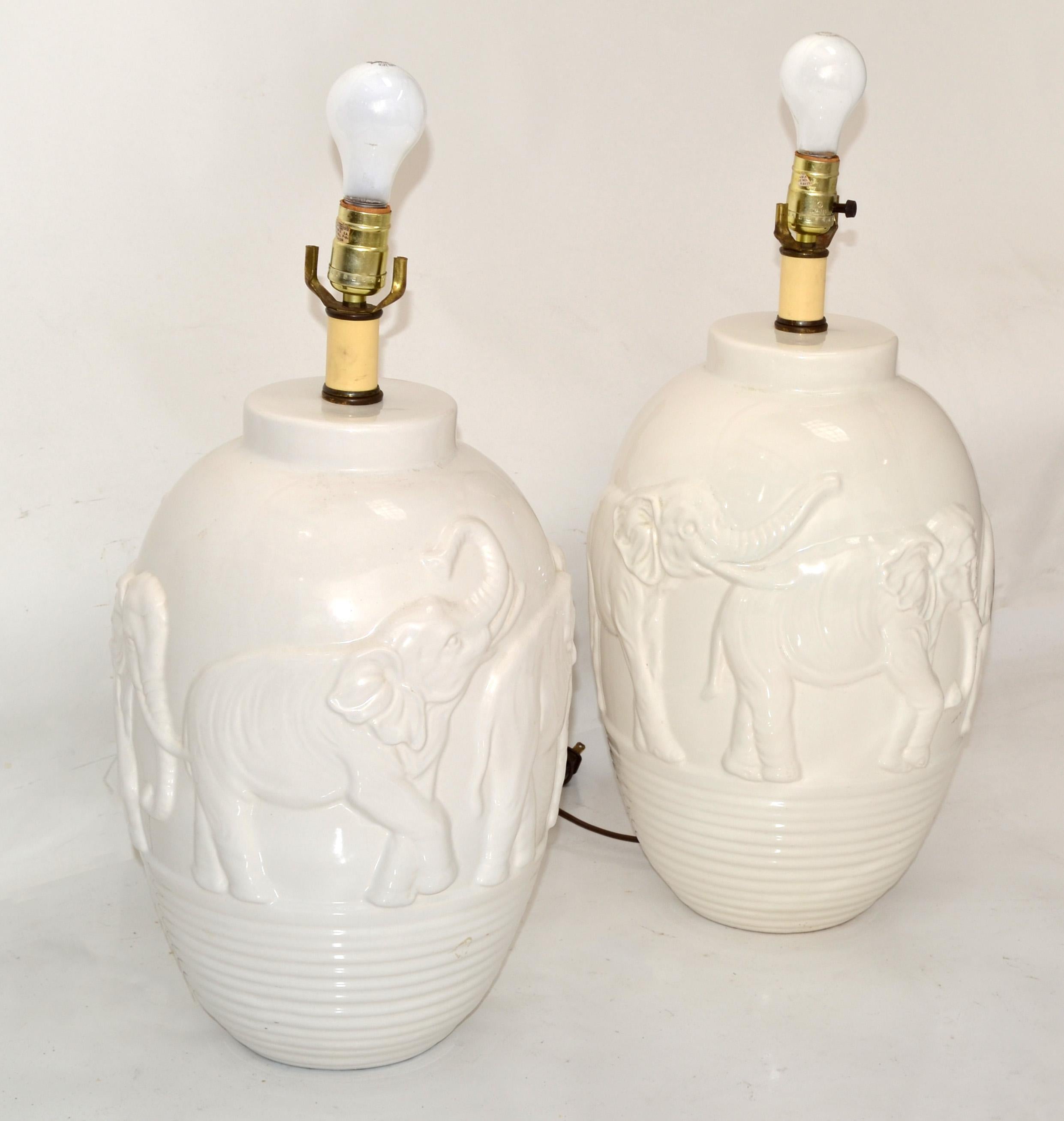 Paire de lampes de bureau éléphants en céramique émaillée blanche de style chinoiseries, motifs d'animaux asiatiques en vente 6
