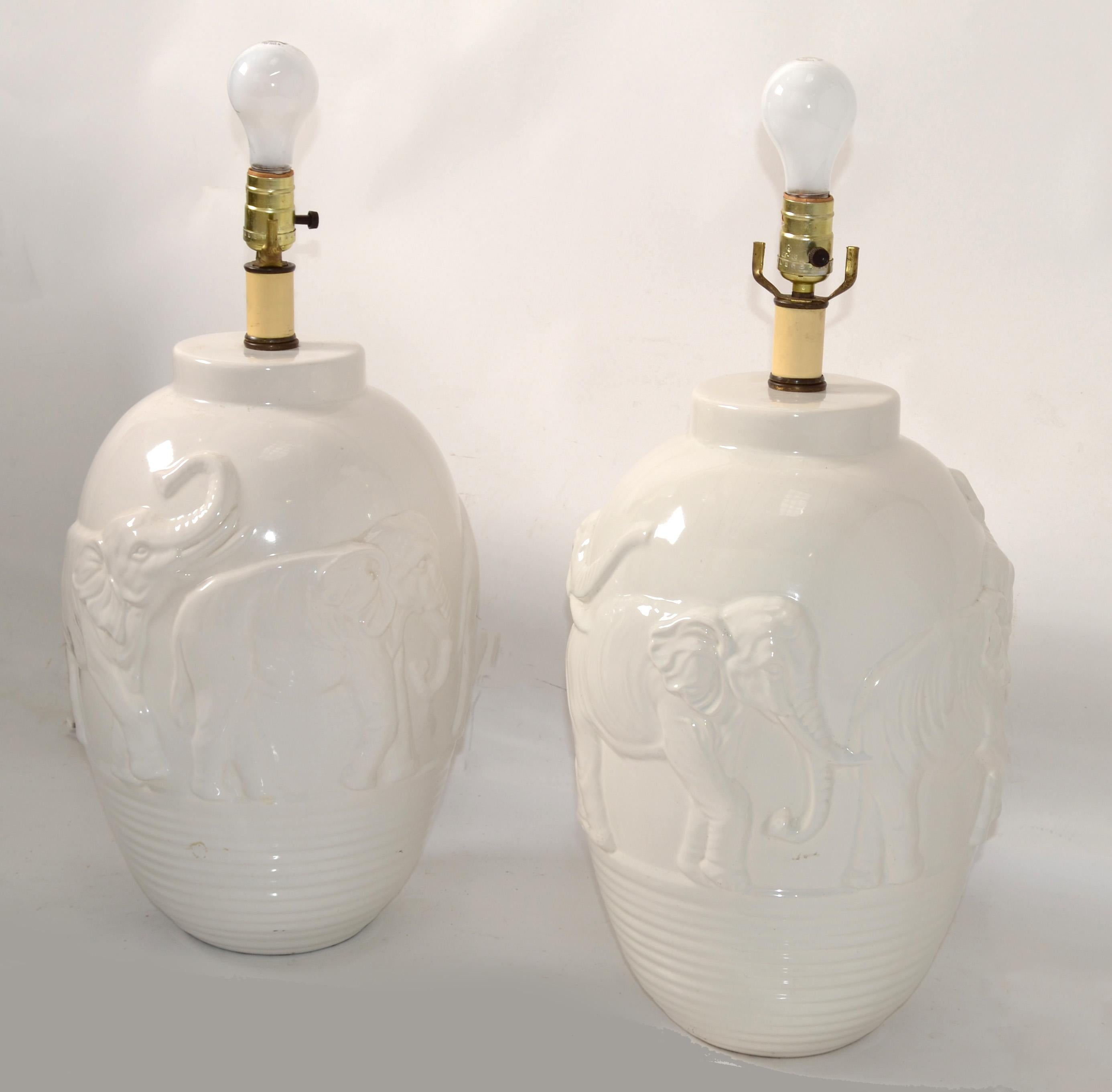Chinoiseries Paire de lampes de bureau éléphants en céramique émaillée blanche de style chinoiseries, motifs d'animaux asiatiques en vente