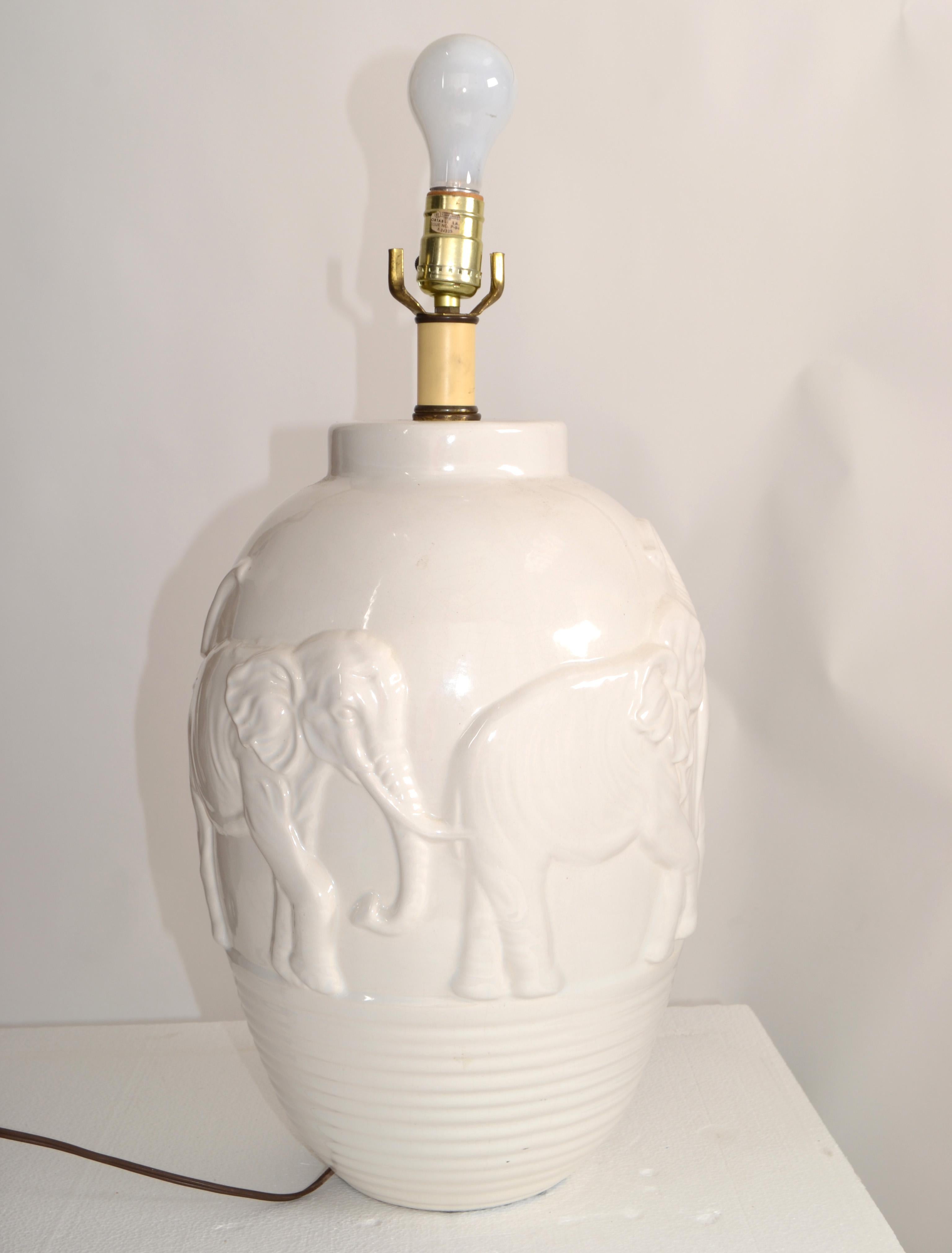Américain Paire de lampes de bureau éléphants en céramique émaillée blanche de style chinoiseries, motifs d'animaux asiatiques en vente