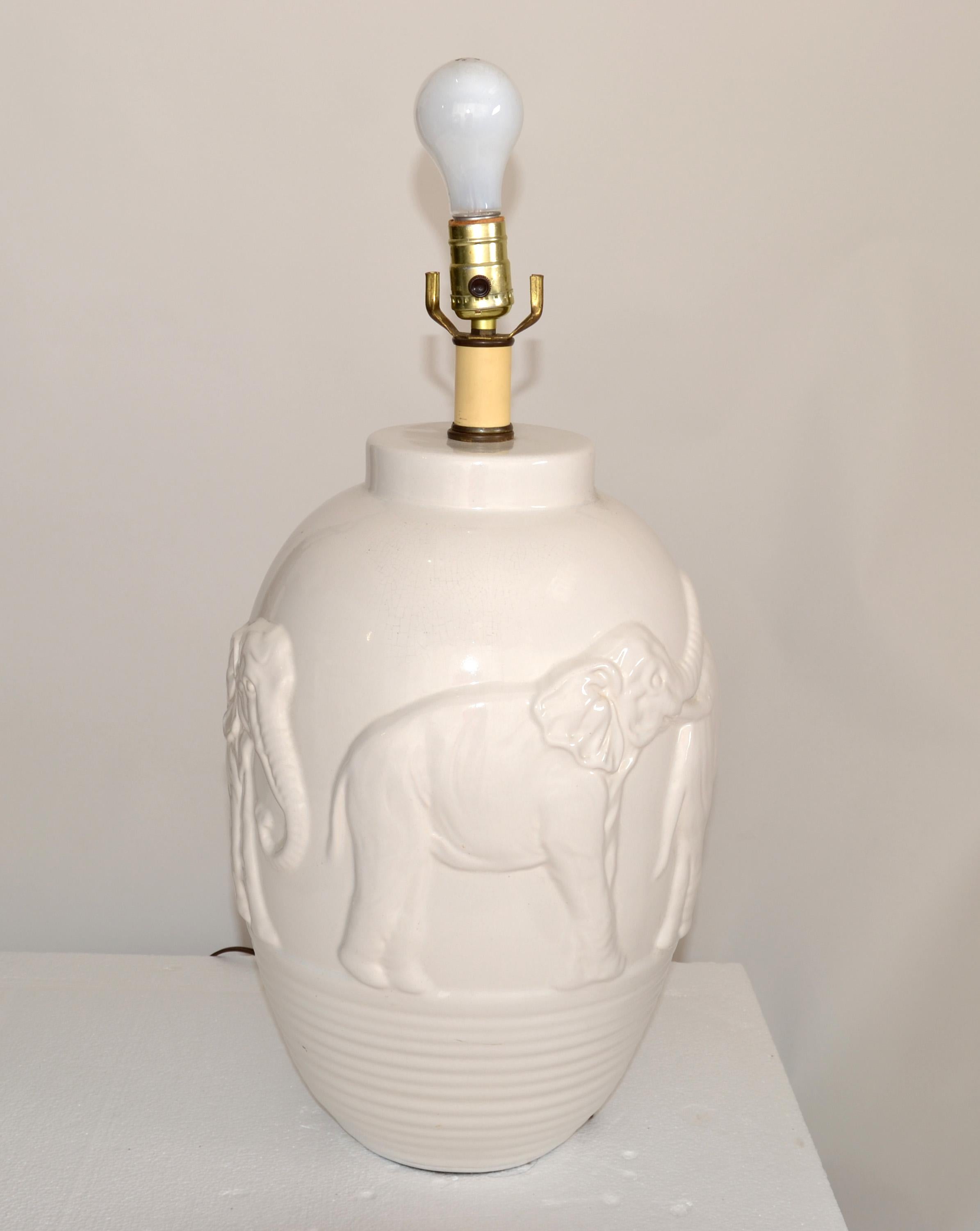 Paire de lampes de bureau éléphants en céramique émaillée blanche de style chinoiseries, motifs d'animaux asiatiques Bon état - En vente à Miami, FL