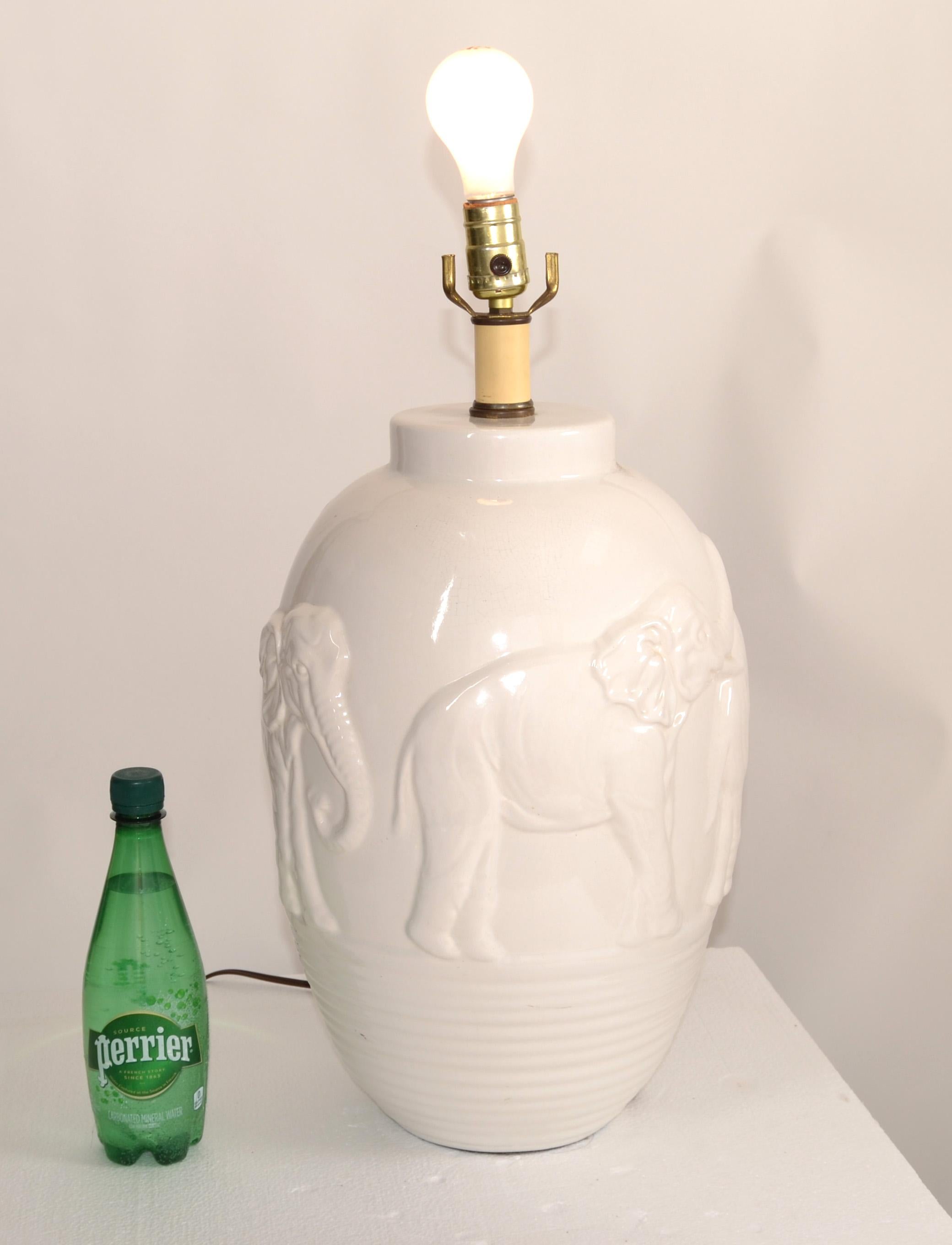 20ième siècle Paire de lampes de bureau éléphants en céramique émaillée blanche de style chinoiseries, motifs d'animaux asiatiques en vente