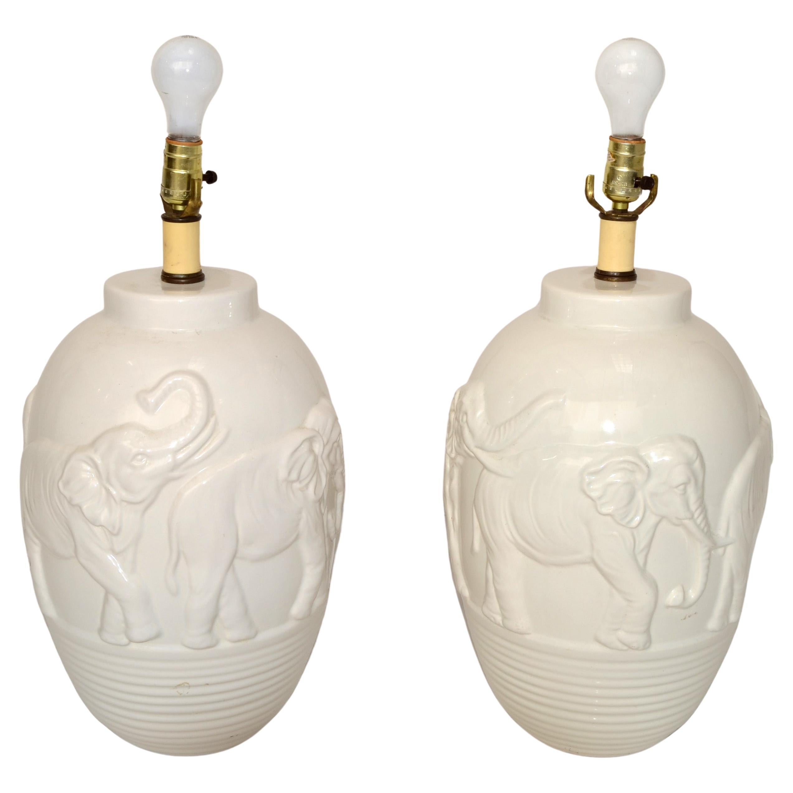Paire de lampes de bureau éléphants en céramique émaillée blanche de style chinoiseries, motifs d'animaux asiatiques