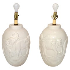 Paire de lampes de bureau éléphants en céramique émaillée blanche de style chinoiseries, motifs d'animaux asiatiques