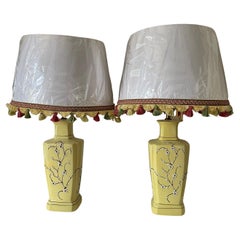 Paar gelbe Keramiklampen im Chinoiserie-Stil mit gefärbten Lampenschirmen