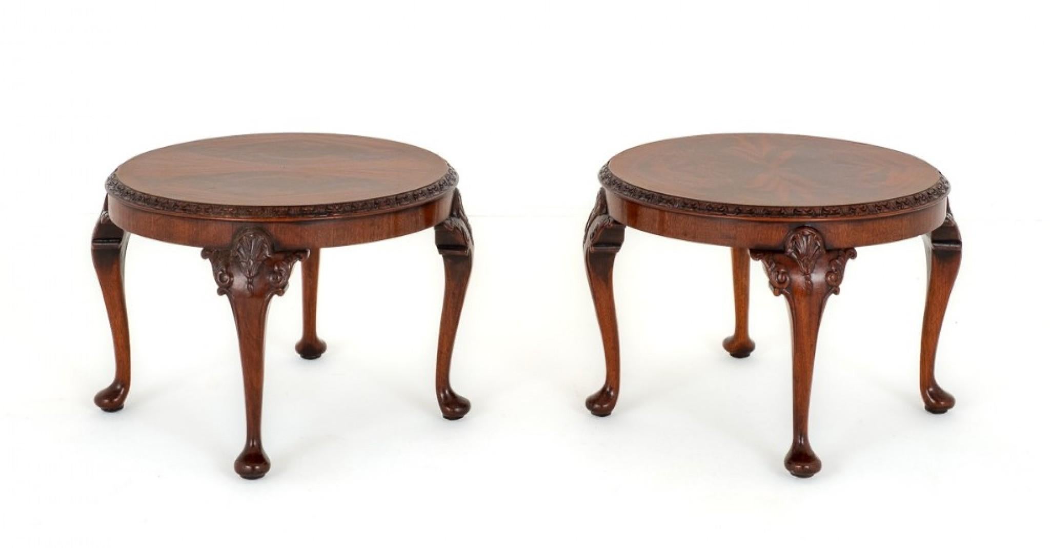 Hier haben wir eine schöne Qualität Paar zusammenpassende Chippendale Stil Mahagoni Couchtische.
Um 1930
Jeder Tisch steht auf Cabriole Beinen mit pad Füßen mit geschnitzten Muscheln und Rollen an den Knien.
Die Tischplatten sind mit