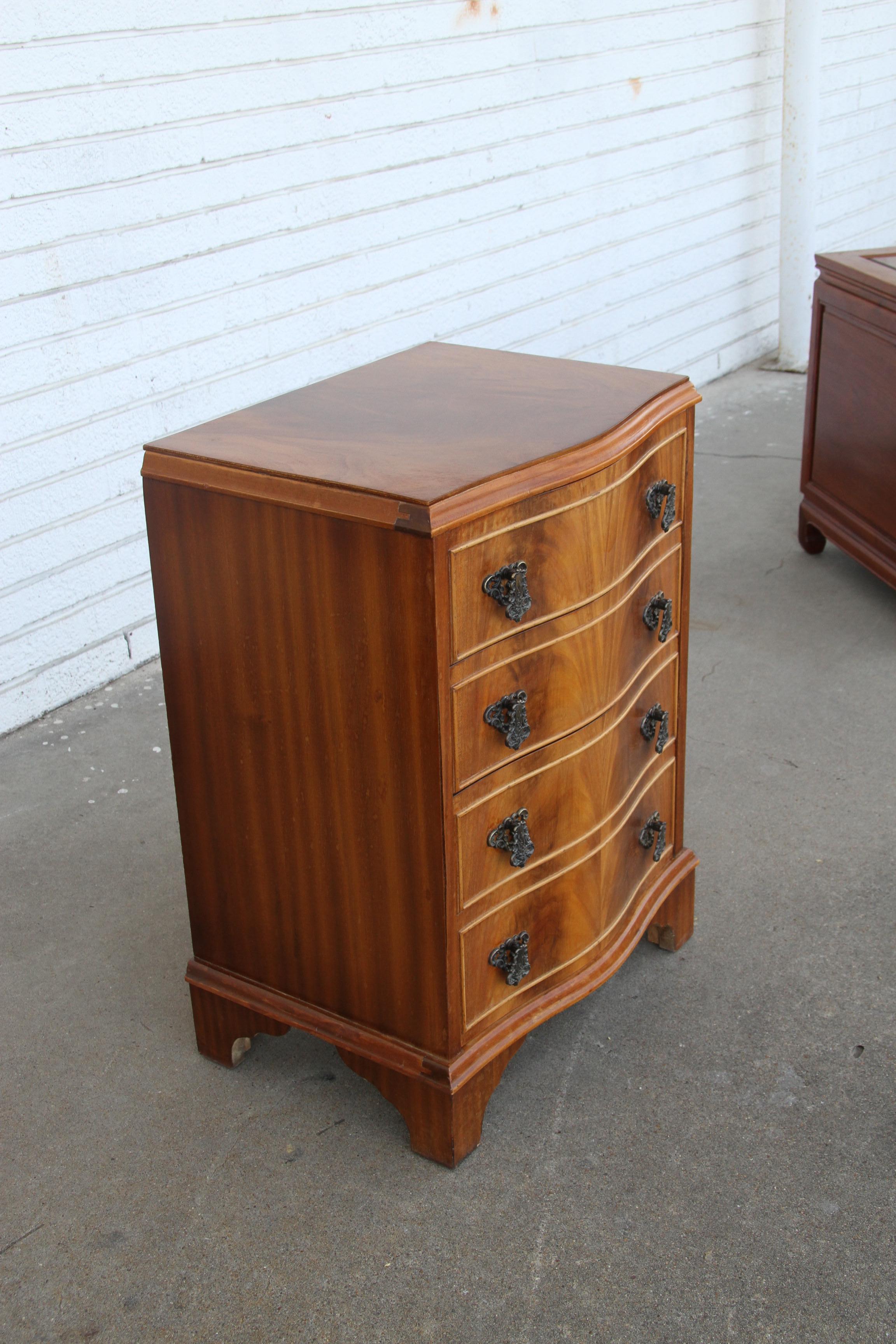 Pair Chippendale Style Walnut Burr Nightstands Lamp Tables For Sale 3