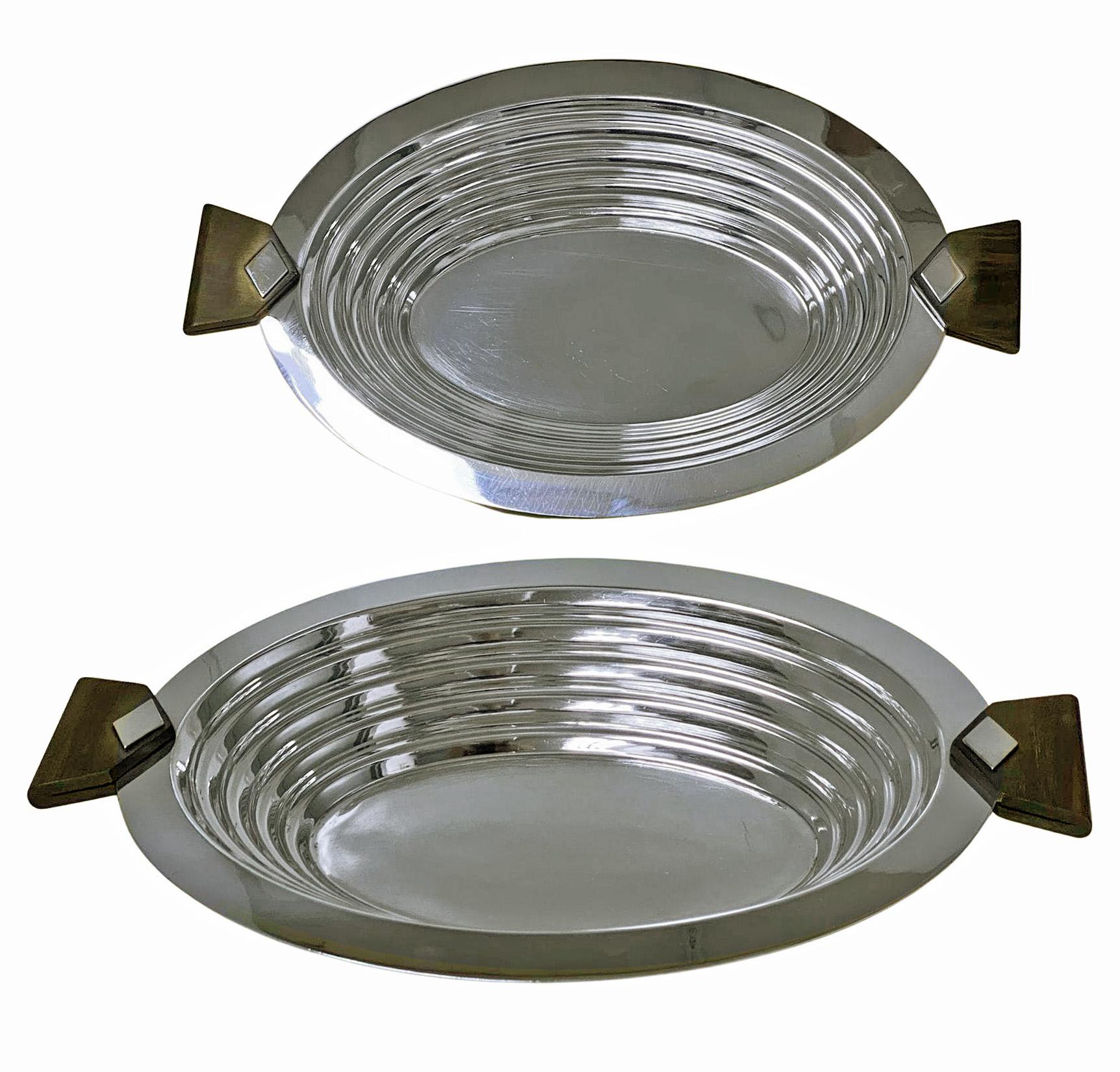 Pair of Christofle Art Deco silver plate and wood serving dishes France C.1930. Luc Lanel Ondulations design, oval shape with integral wood handles. Measure: 15.00 x 9.25 x 2.25 inches. Each piece fully marked to undersides Christofle and the knight
