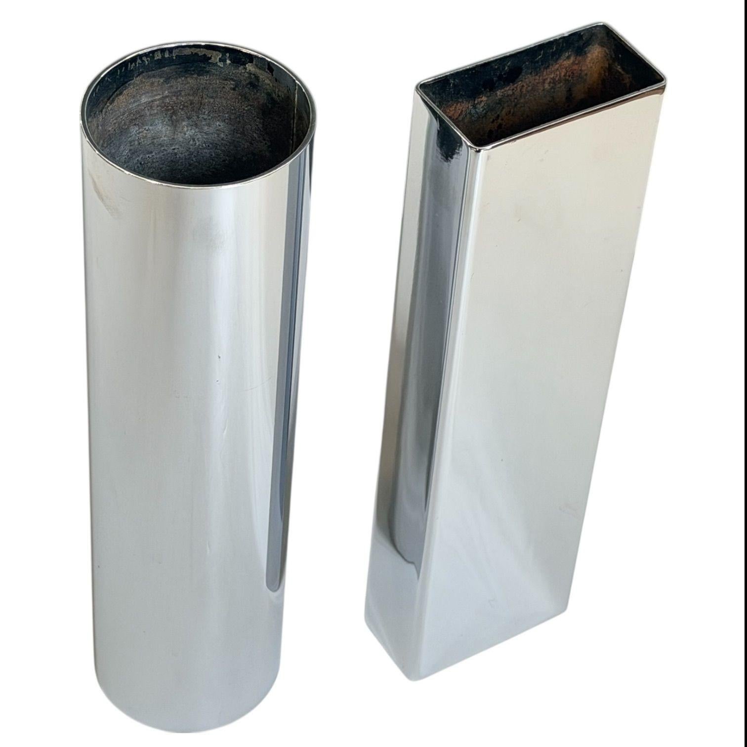 Coppia di vasi geometrici cromati, anni '80.  Originale in ottime condizioni.
Il vaso rettangolare misura 11,25