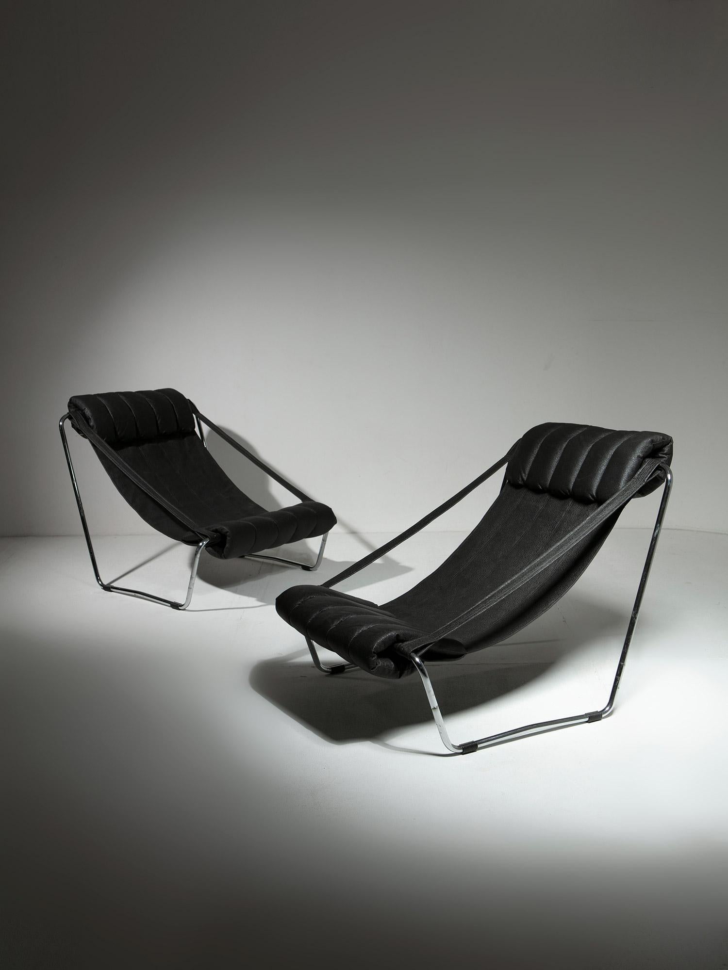 Sleek 70s lounge chairs attributed to Costantino Corsini and Giorgio Wiskemann for Cinova.
Lean chrome frame supporting a black artificial leather stripe.