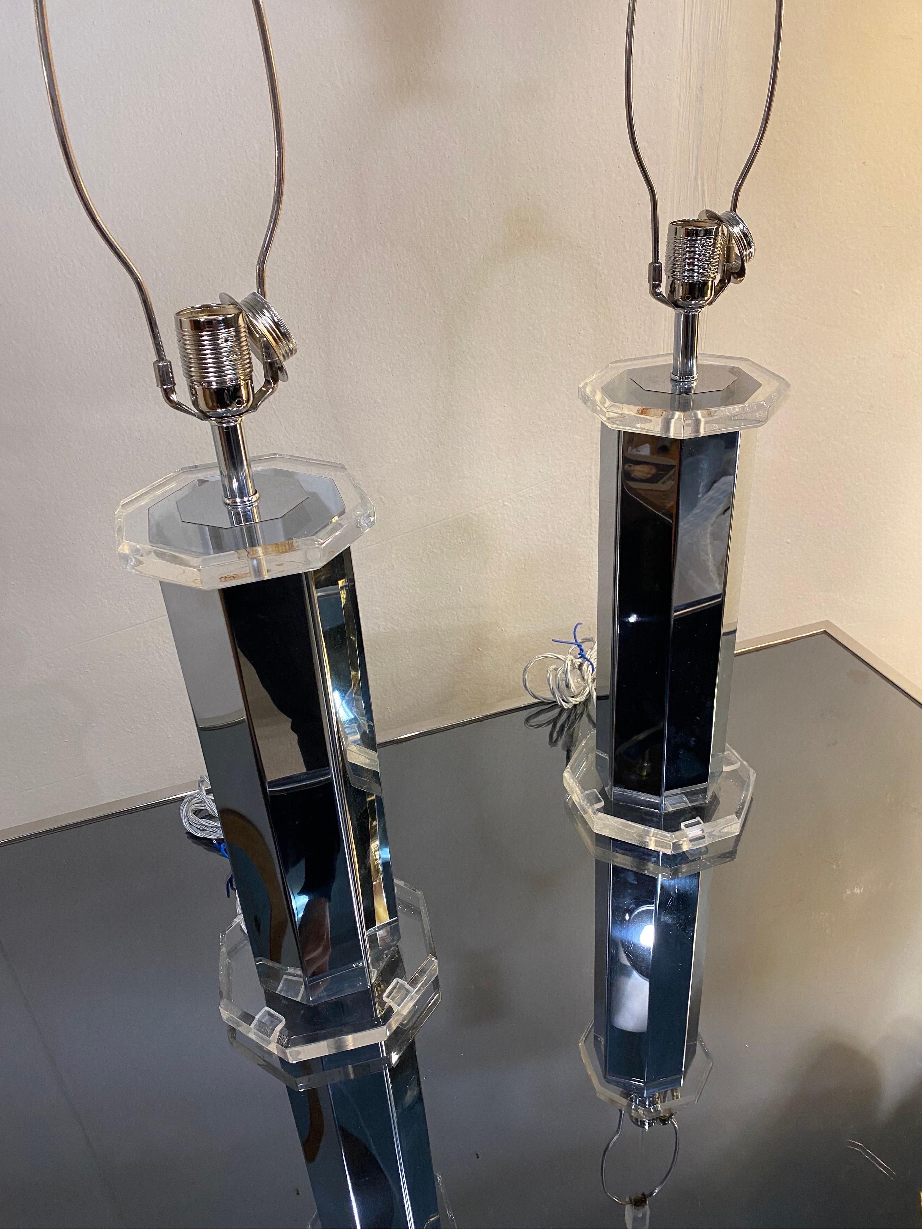 American Pair Chrome Lucite Table Lamps 1970s Hollywood Regency Postmodern Minimalism For Sale